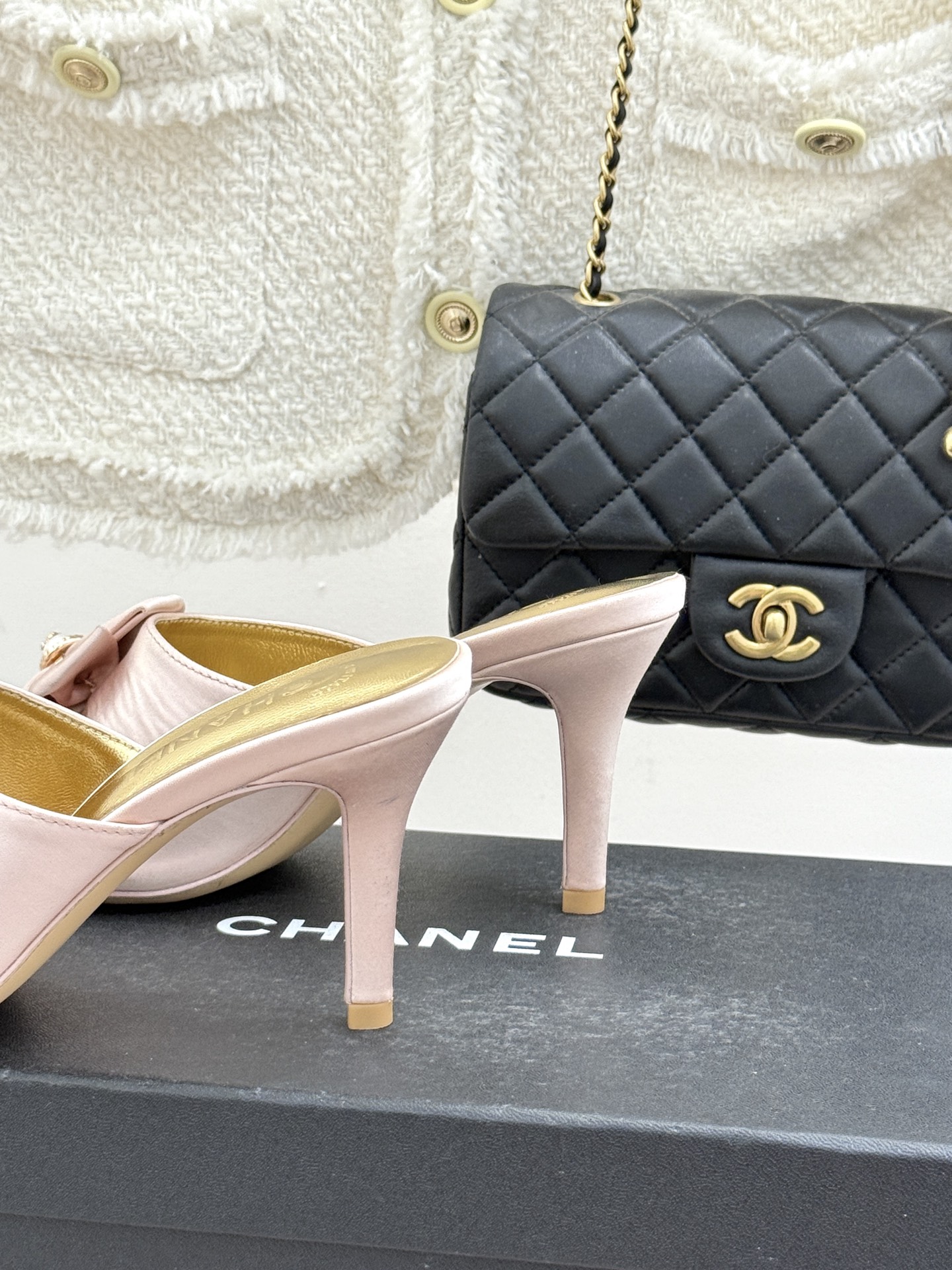 CHANE*｜小香26C双蝴蝶结双C平底高跟拖鞋当科莫湖的晨雾邂逅巴黎星空的浪漫这双拖鞋以刚柔并济的设计