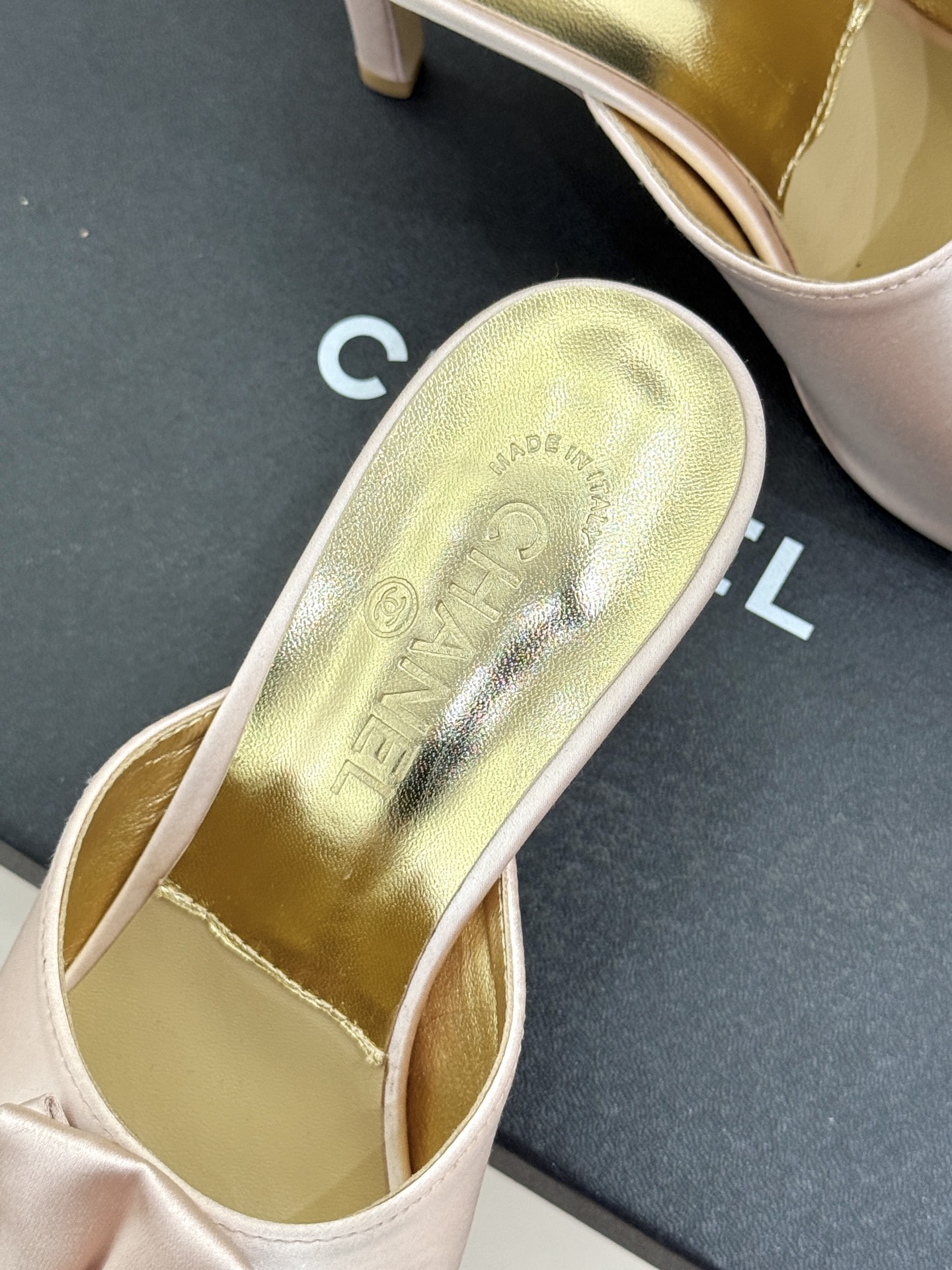 CHANE*｜小香26C双蝴蝶结双C平底高跟拖鞋当科莫湖的晨雾邂逅巴黎星空的浪漫这双拖鞋以刚柔并济的设计