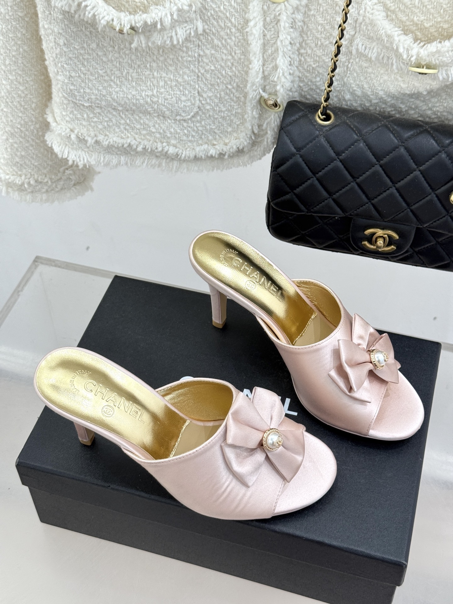 CHANE*｜小香26C双蝴蝶结双C平底高跟拖鞋当科莫湖的晨雾邂逅巴黎星空的浪漫这双拖鞋以刚柔并济的设计