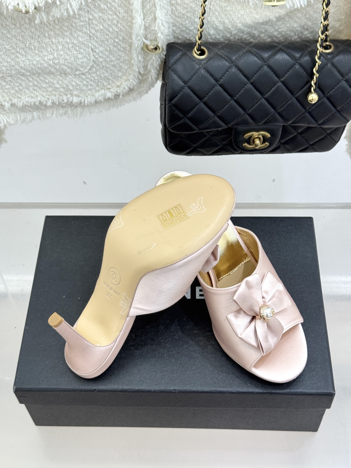 CHANE*｜小香26C双蝴蝶结双C平底高跟拖鞋当科莫湖的晨雾邂逅巴黎星空的浪漫这双拖鞋以刚柔并济的设计