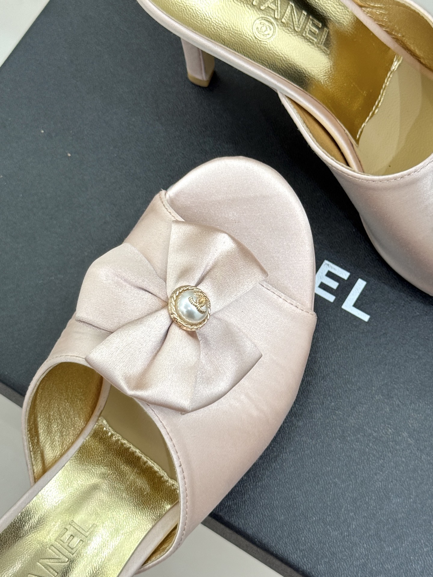 CHANE*｜小香26C双蝴蝶结双C平底高跟拖鞋当科莫湖的晨雾邂逅巴黎星空的浪漫这双拖鞋以刚柔并济的设计