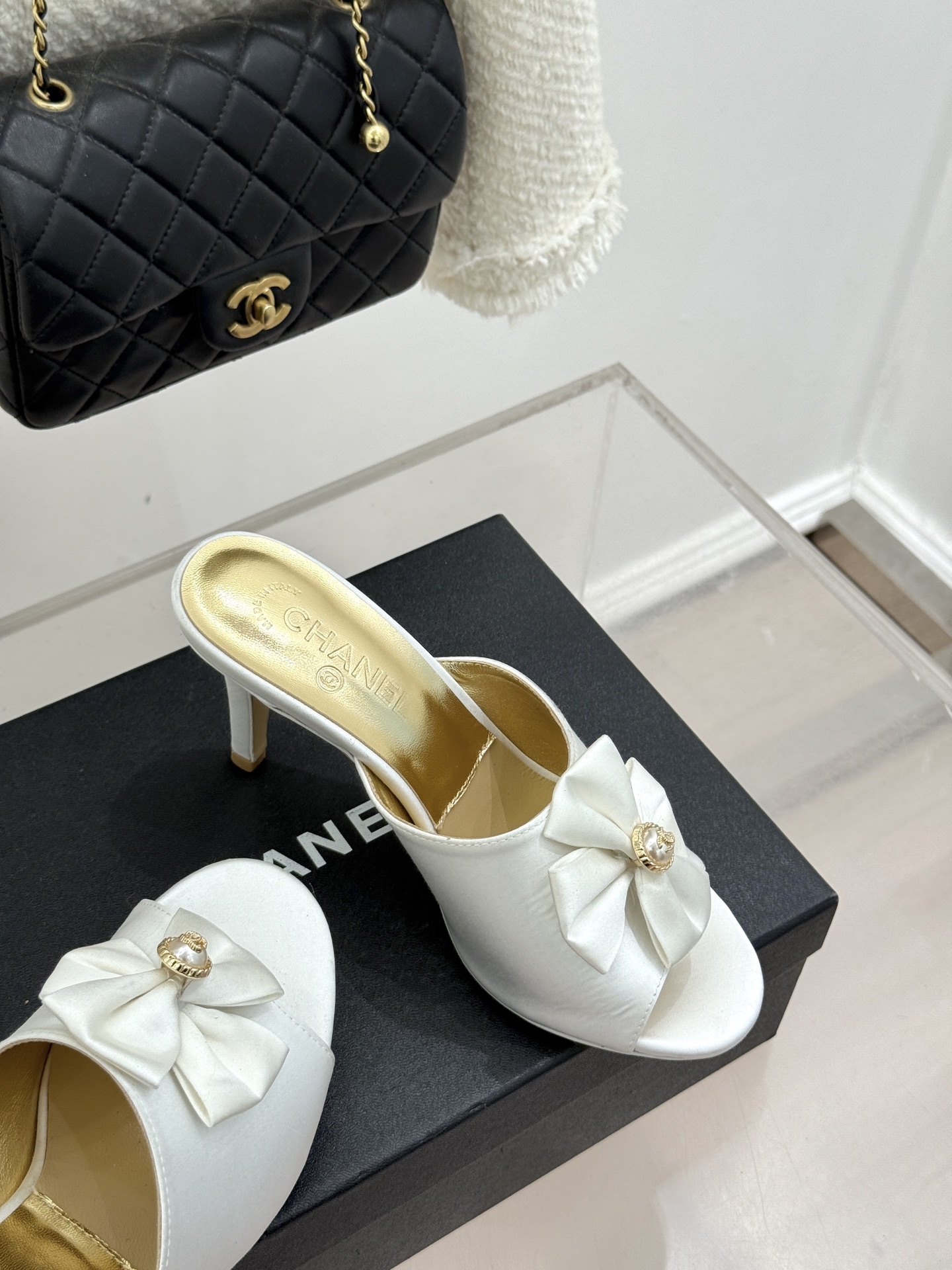 CHANE*｜小香26C双蝴蝶结双C平底高跟拖鞋当科莫湖的晨雾邂逅巴黎星空的浪漫这双拖鞋以刚柔并济的设计