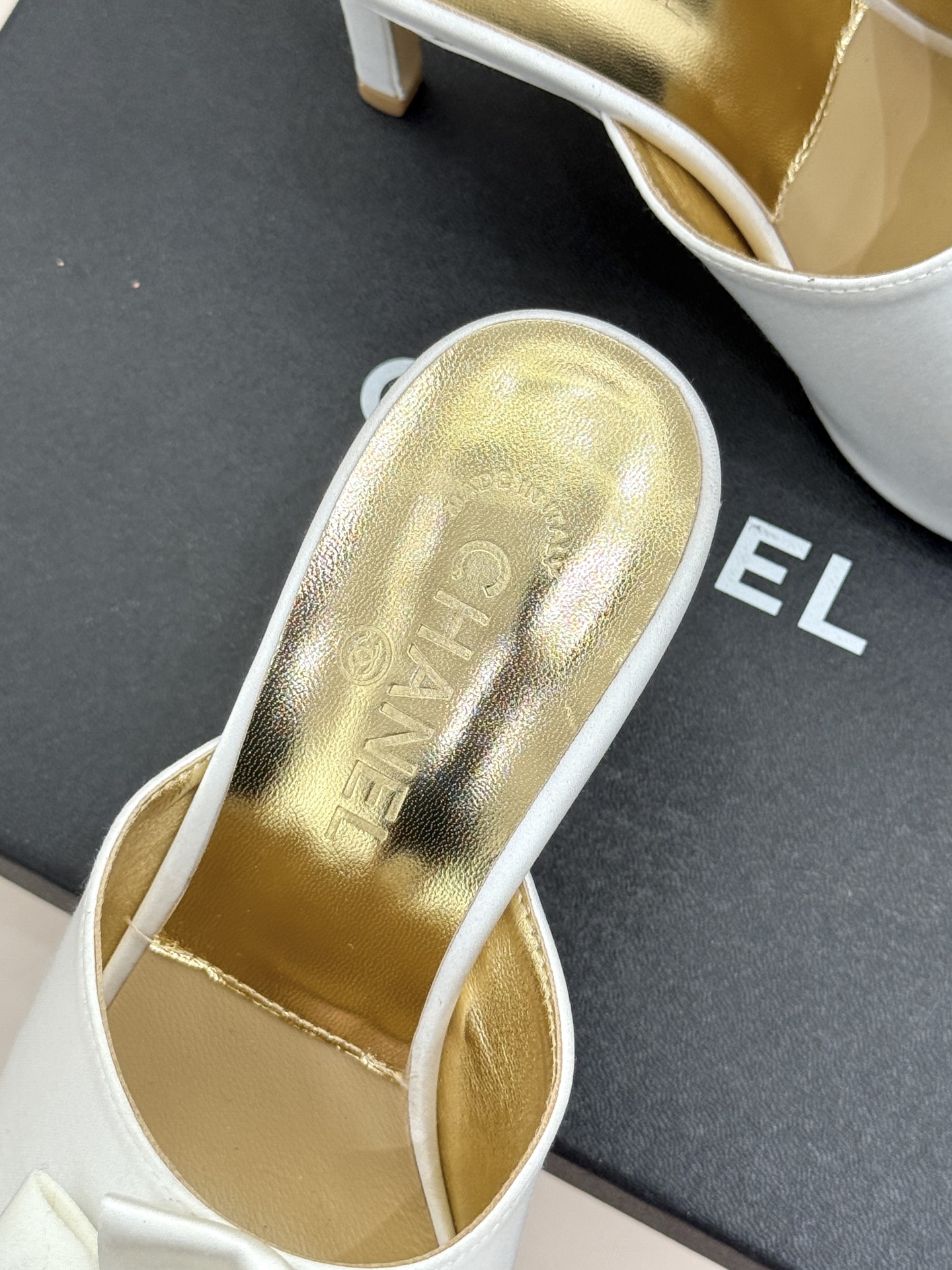 CHANE*｜小香26C双蝴蝶结双C平底高跟拖鞋当科莫湖的晨雾邂逅巴黎星空的浪漫这双拖鞋以刚柔并济的设计