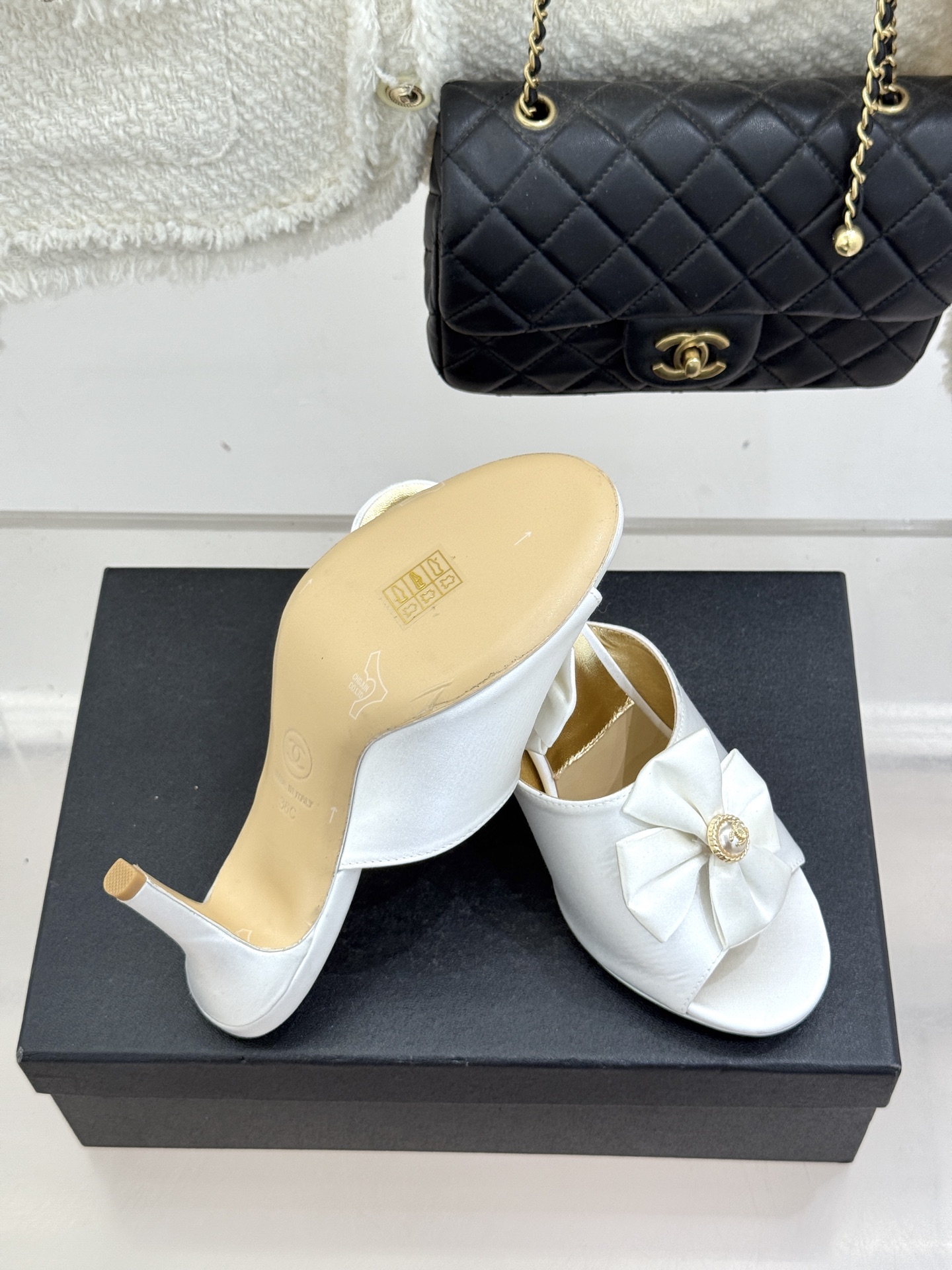 CHANE*｜小香26C双蝴蝶结双C平底高跟拖鞋当科莫湖的晨雾邂逅巴黎星空的浪漫这双拖鞋以刚柔并济的设计