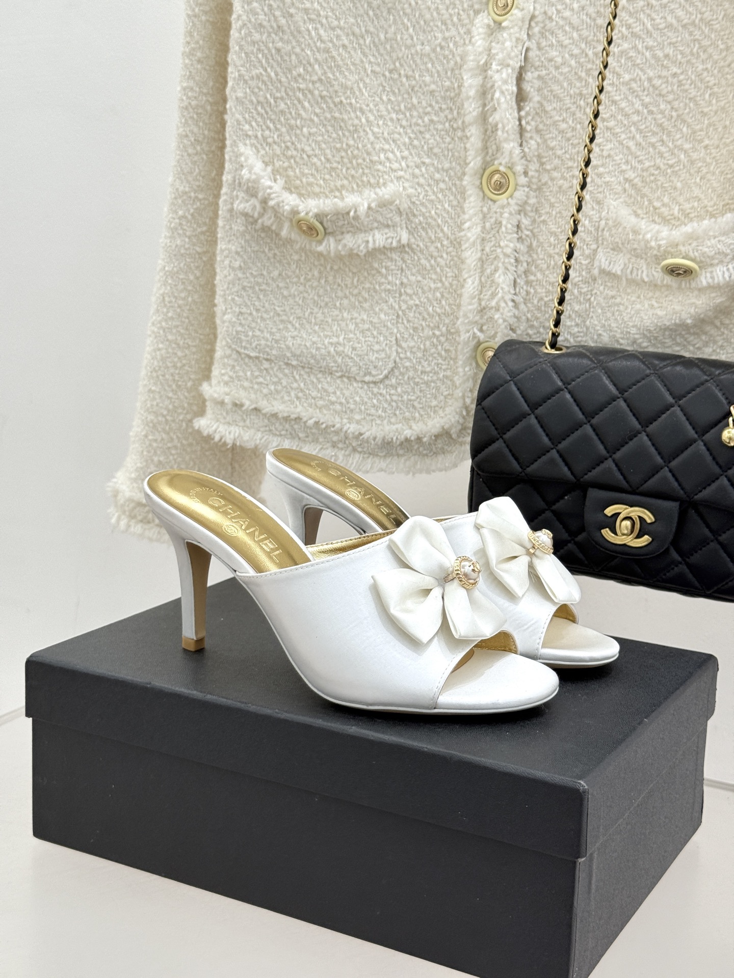 CHANE*｜小香26C双蝴蝶结双C平底高跟拖鞋当科莫湖的晨雾邂逅巴黎星空的浪漫这双拖鞋以刚柔并济的设计