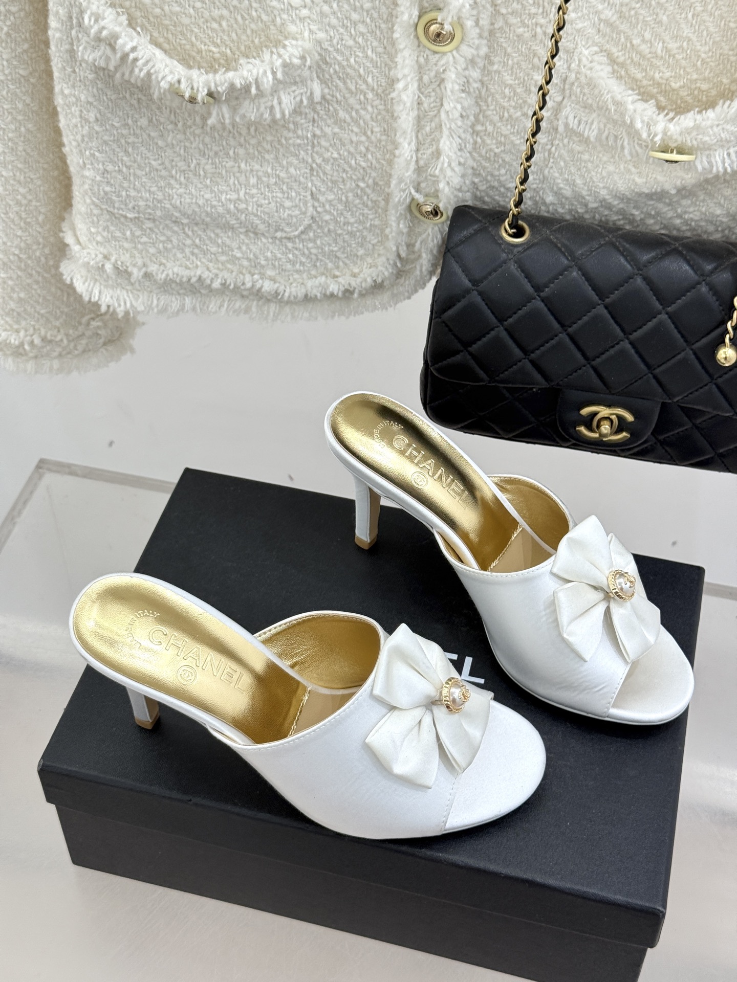 CHANE*｜小香26C双蝴蝶结双C平底高跟拖鞋当科莫湖的晨雾邂逅巴黎星空的浪漫这双拖鞋以刚柔并济的设计