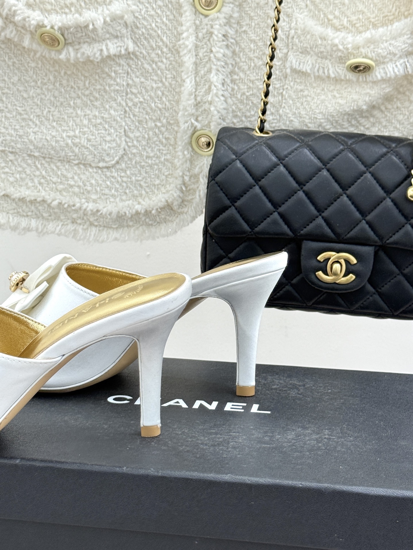 CHANE*｜小香26C双蝴蝶结双C平底高跟拖鞋当科莫湖的晨雾邂逅巴黎星空的浪漫这双拖鞋以刚柔并济的设计