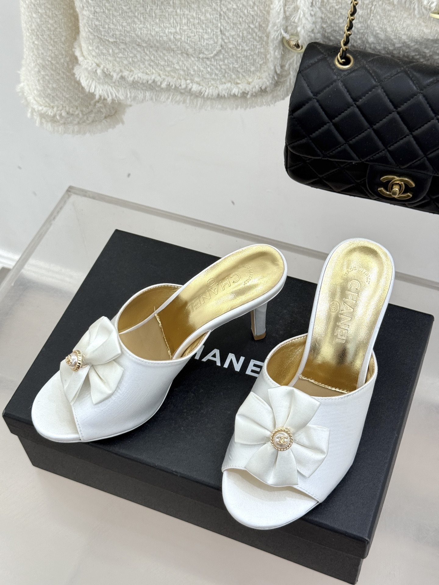 CHANE*｜小香26C双蝴蝶结双C平底高跟拖鞋当科莫湖的晨雾邂逅巴黎星空的浪漫这双拖鞋以刚柔并济的设计