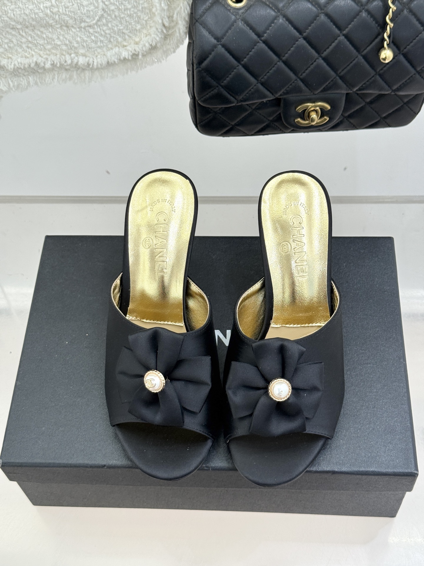 CHANE*｜小香26C双蝴蝶结双C平底高跟拖鞋当科莫湖的晨雾邂逅巴黎星空的浪漫这双拖鞋以刚柔并济的设计