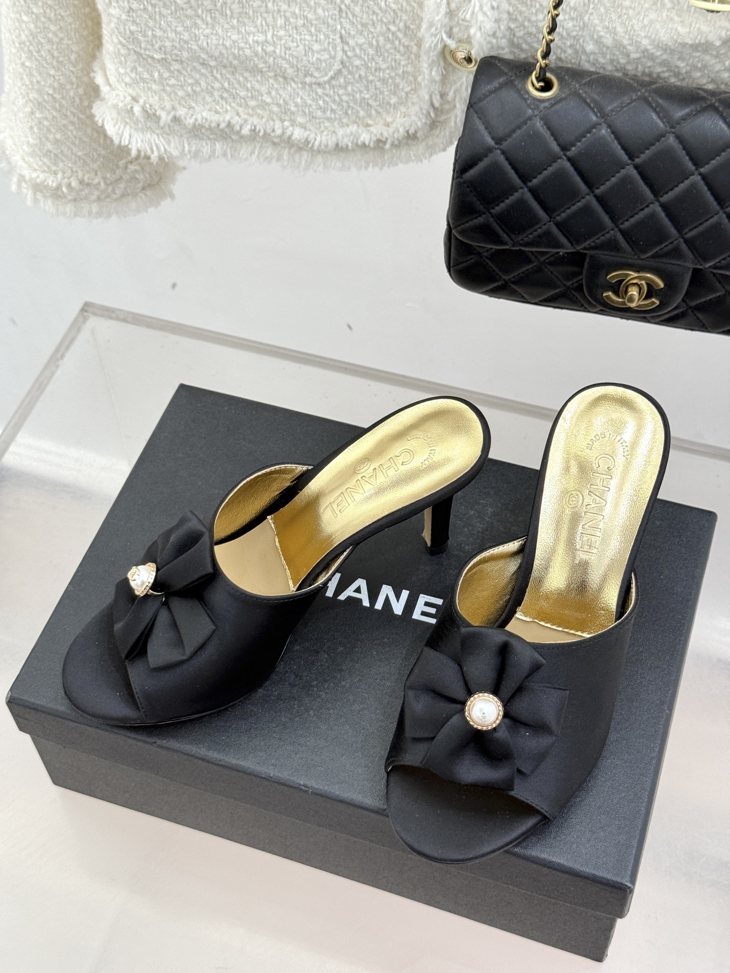 CHANE*｜小香26C双蝴蝶结双C平底高跟拖鞋当科莫湖的晨雾邂逅巴黎星空的浪漫这双拖鞋以刚柔并济的设计