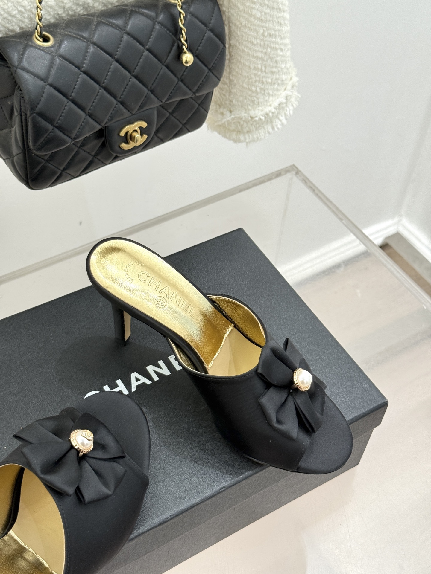 CHANE*｜小香26C双蝴蝶结双C平底高跟拖鞋当科莫湖的晨雾邂逅巴黎星空的浪漫这双拖鞋以刚柔并济的设计