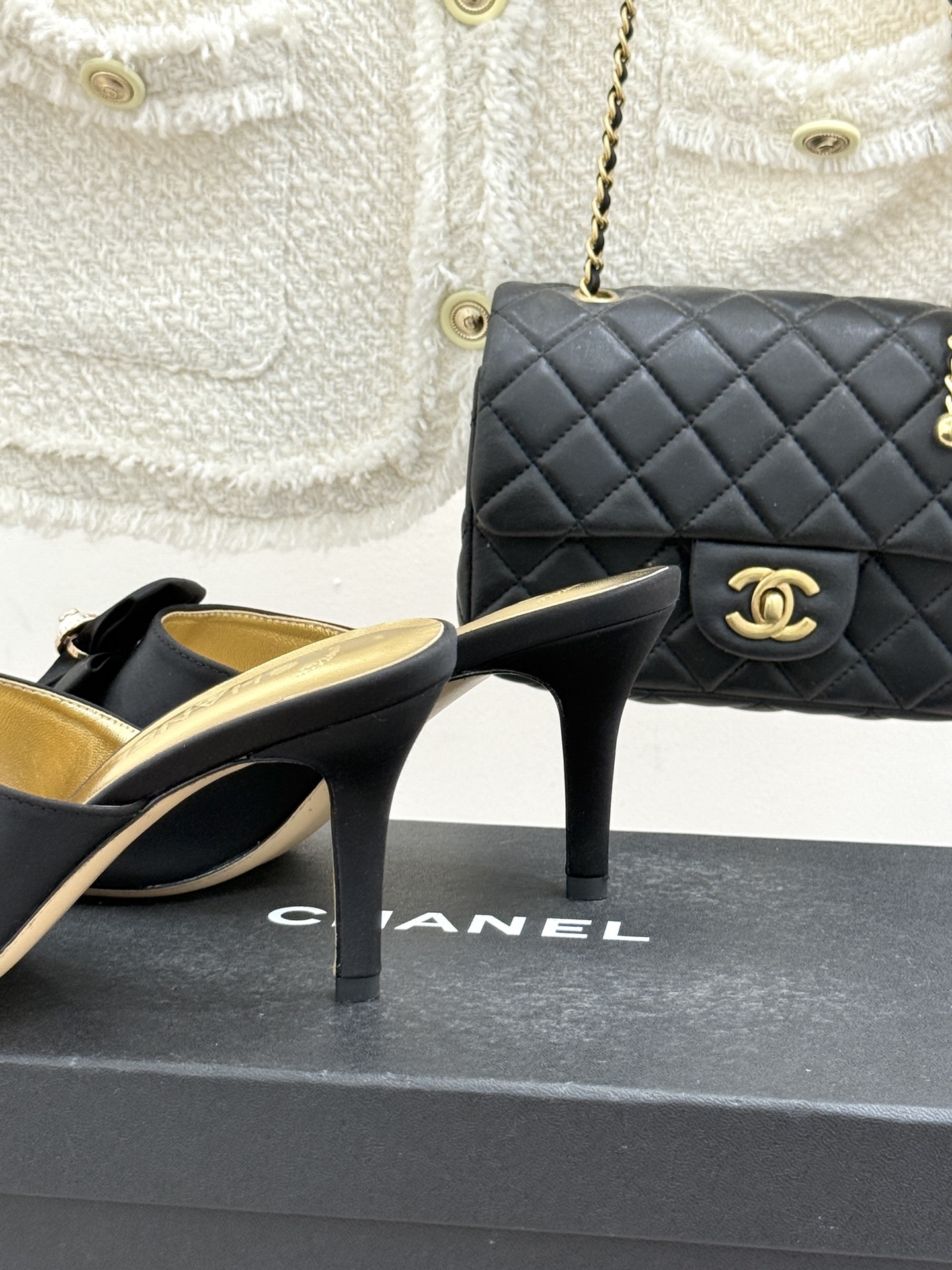 CHANE*｜小香26C双蝴蝶结双C平底高跟拖鞋当科莫湖的晨雾邂逅巴黎星空的浪漫这双拖鞋以刚柔并济的设计