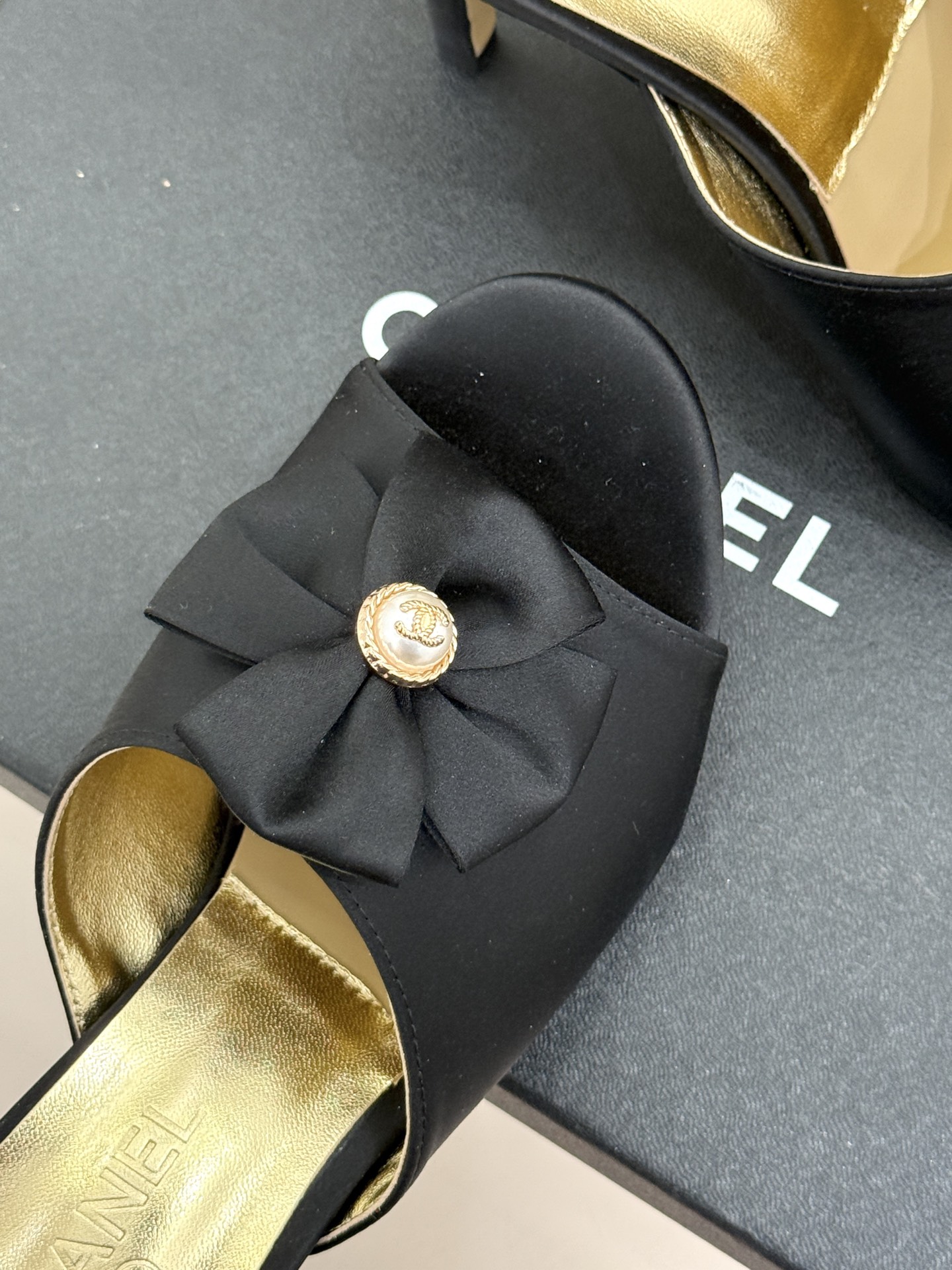 CHANE*｜小香26C双蝴蝶结双C平底高跟拖鞋当科莫湖的晨雾邂逅巴黎星空的浪漫这双拖鞋以刚柔并济的设计