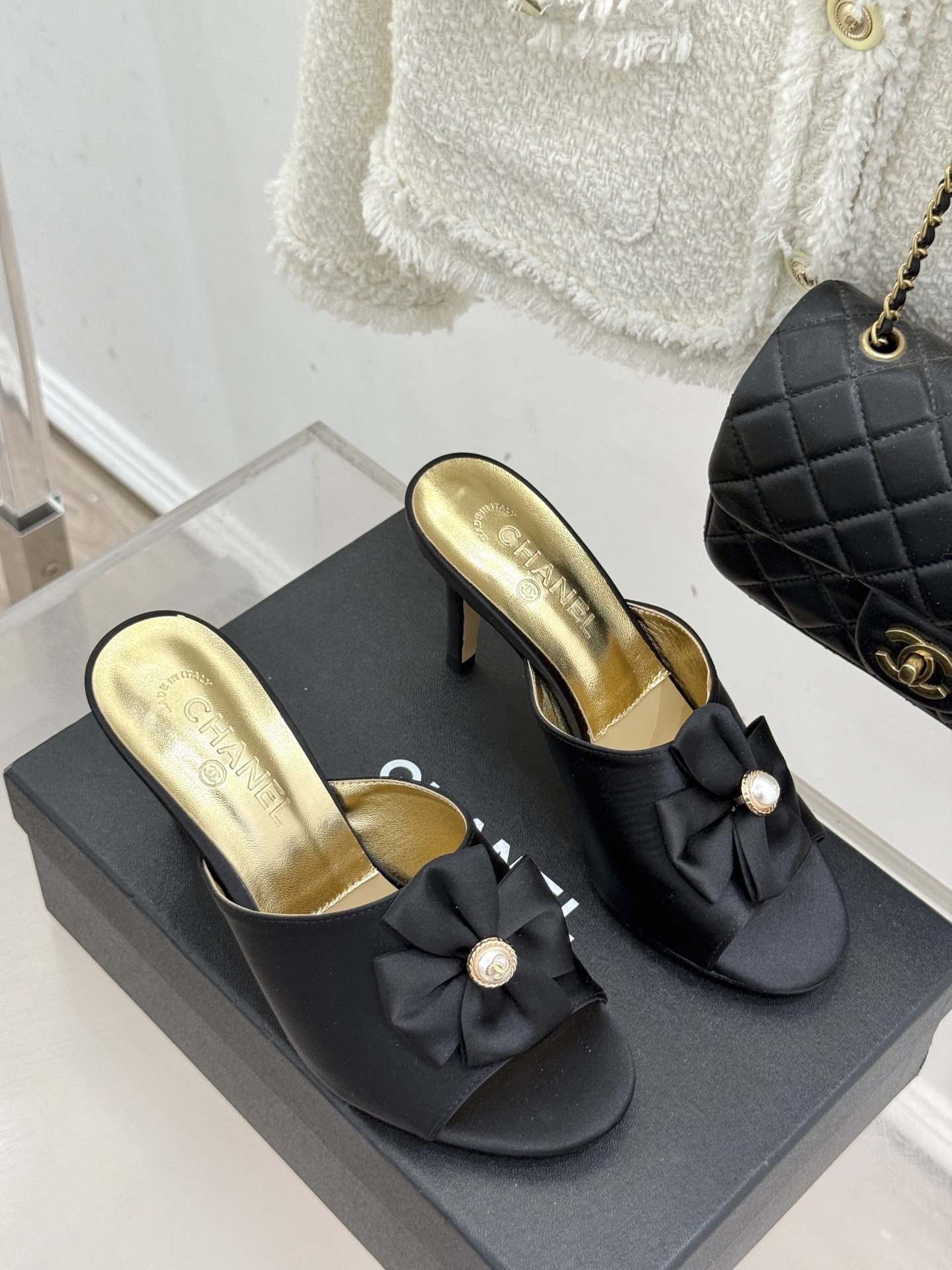 CHANE*｜小香26C双蝴蝶结双C平底高跟拖鞋当科莫湖的晨雾邂逅巴黎星空的浪漫这双拖鞋以刚柔并济的设计