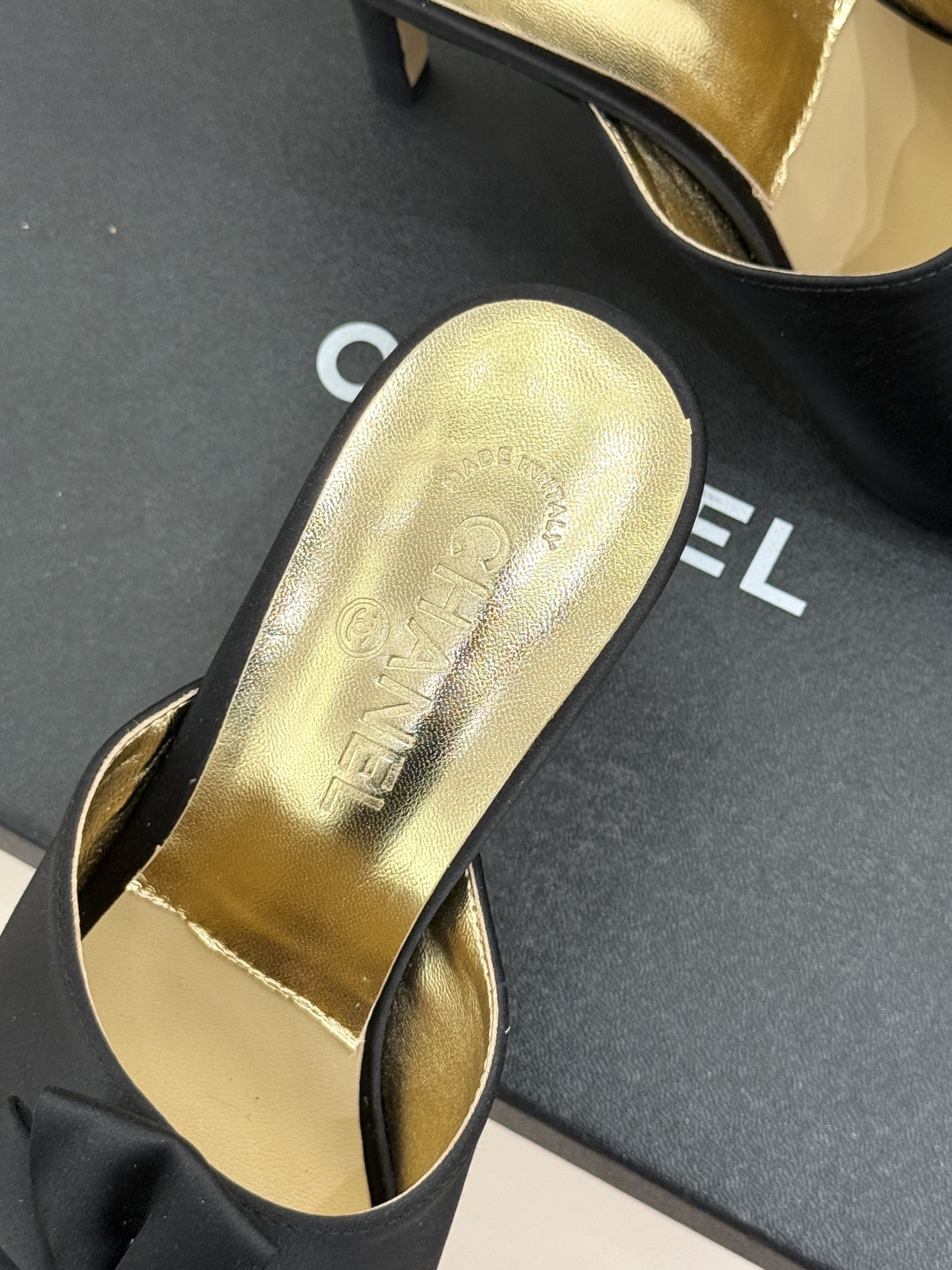 CHANE*｜小香26C双蝴蝶结双C平底高跟拖鞋当科莫湖的晨雾邂逅巴黎星空的浪漫这双拖鞋以刚柔并济的设计