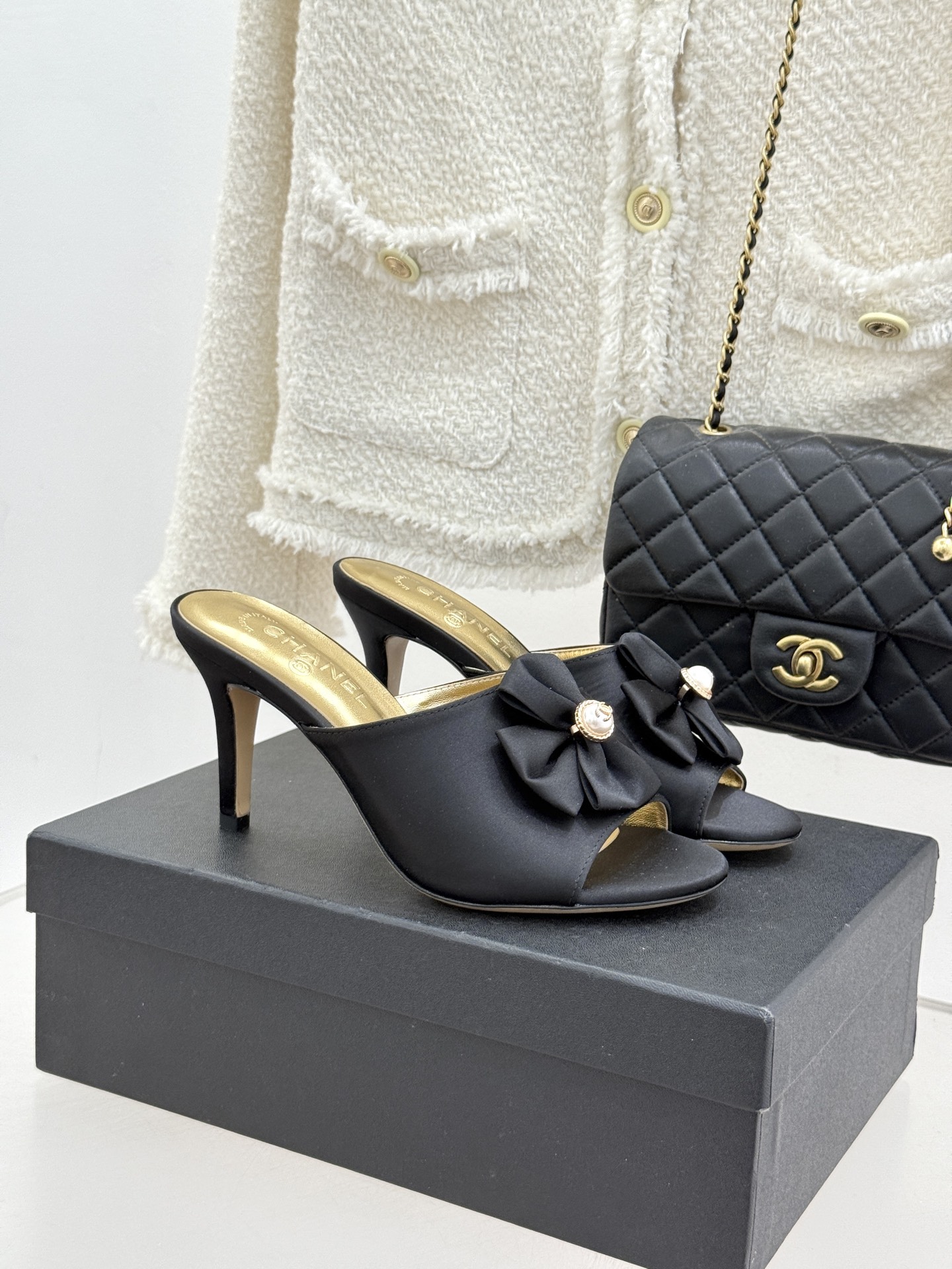 CHANE*｜小香26C双蝴蝶结双C平底高跟拖鞋当科莫湖的晨雾邂逅巴黎星空的浪漫这双拖鞋以刚柔并济的设计