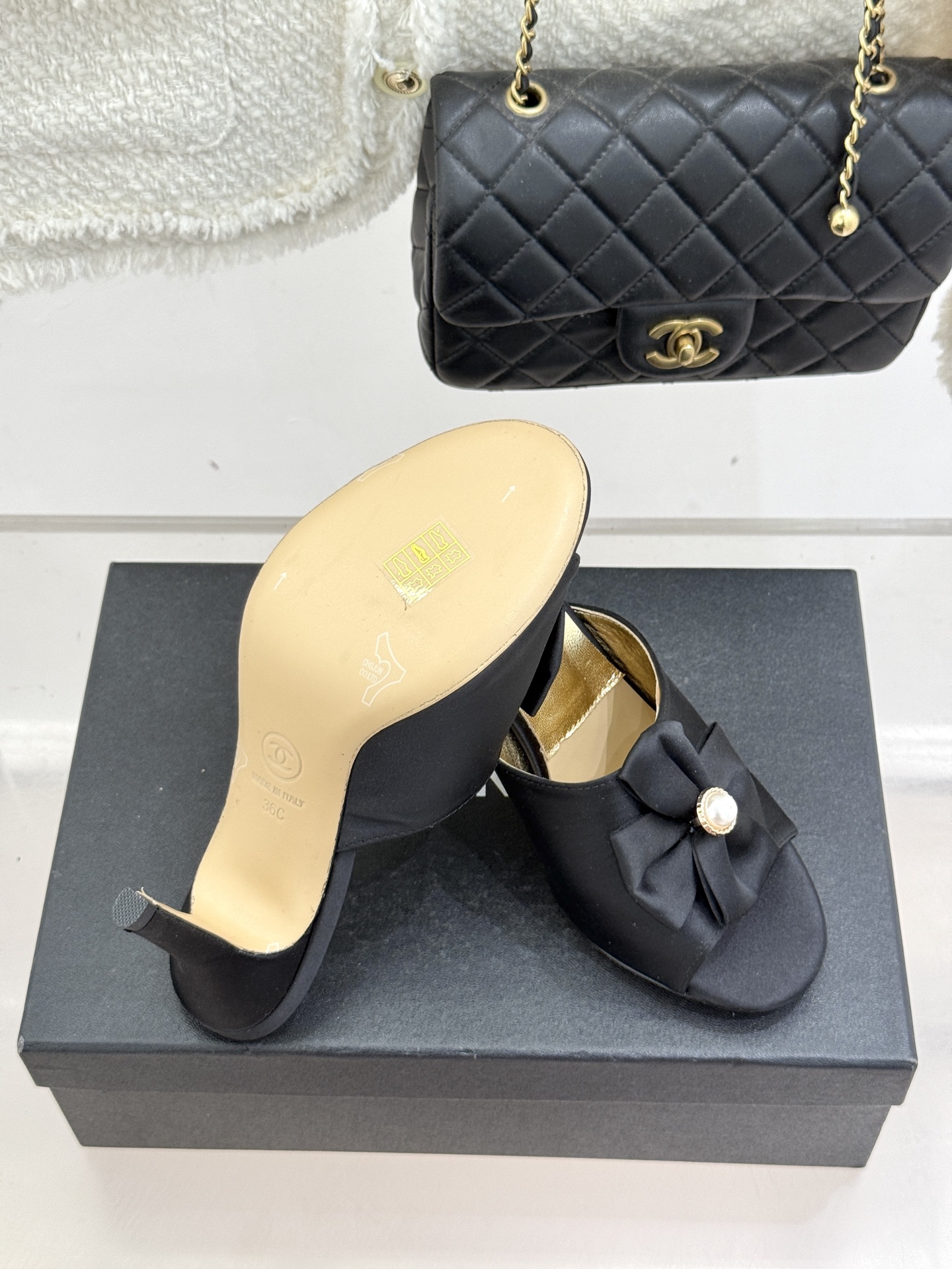 CHANE*｜小香26C双蝴蝶结双C平底高跟拖鞋当科莫湖的晨雾邂逅巴黎星空的浪漫这双拖鞋以刚柔并济的设计