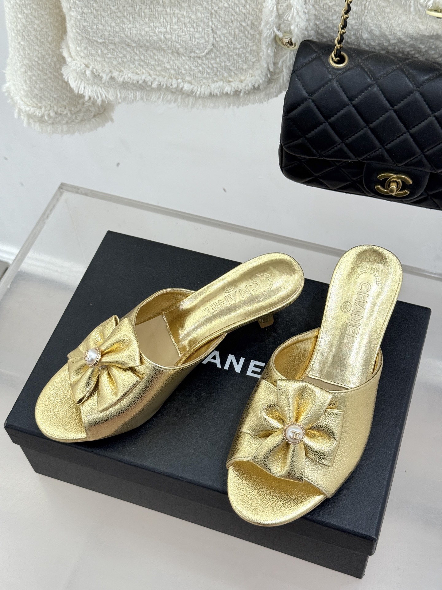 CHANE*｜小香26C双蝴蝶结双C平底高跟拖鞋当科莫湖的晨雾邂逅巴黎星空的浪漫这双拖鞋以刚柔并济的设计