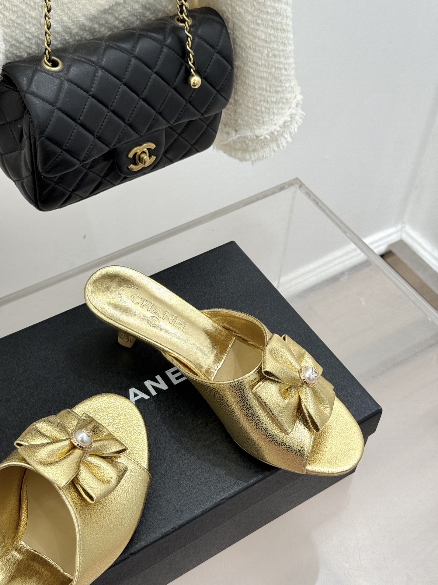 CHANE*｜小香26C双蝴蝶结双C平底高跟拖鞋当科莫湖的晨雾邂逅巴黎星空的浪漫这双拖鞋以刚柔并济的设计