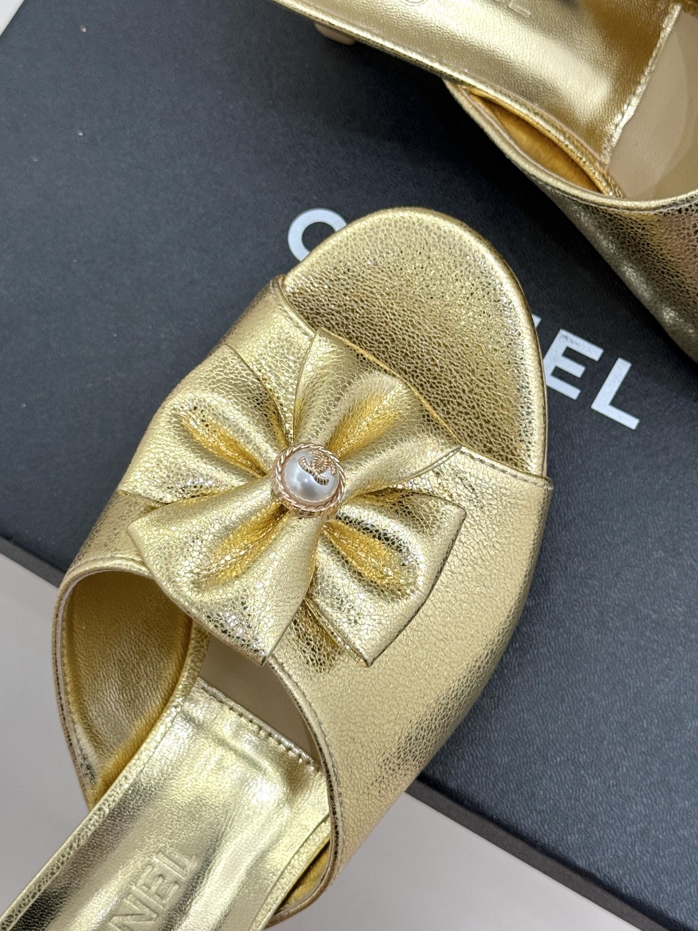 CHANE*｜小香26C双蝴蝶结双C平底高跟拖鞋当科莫湖的晨雾邂逅巴黎星空的浪漫这双拖鞋以刚柔并济的设计