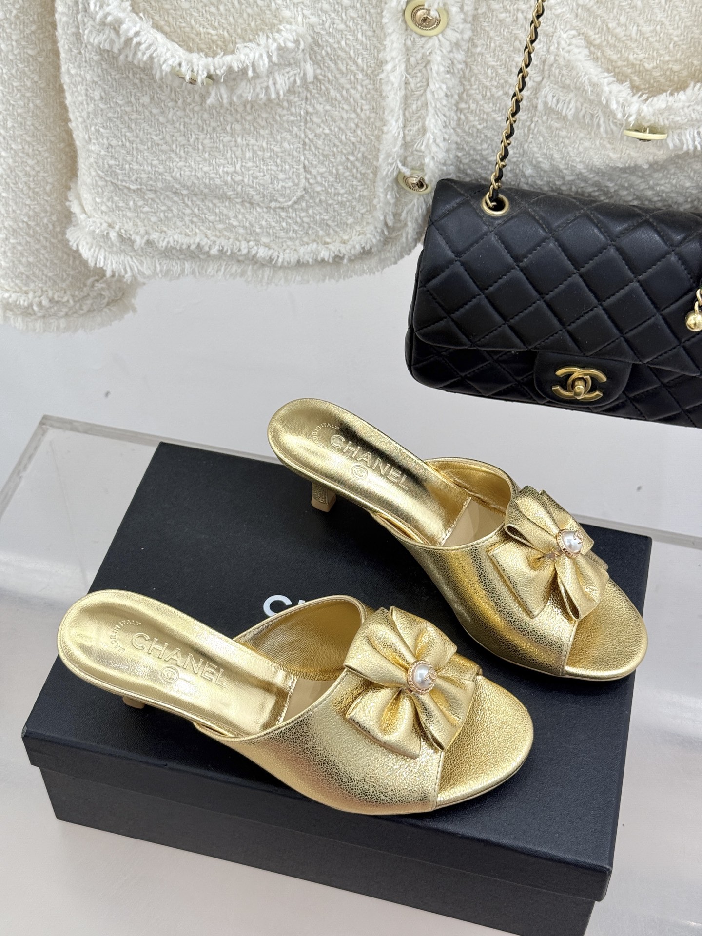 CHANE*｜小香26C双蝴蝶结双C平底高跟拖鞋当科莫湖的晨雾邂逅巴黎星空的浪漫这双拖鞋以刚柔并济的设计