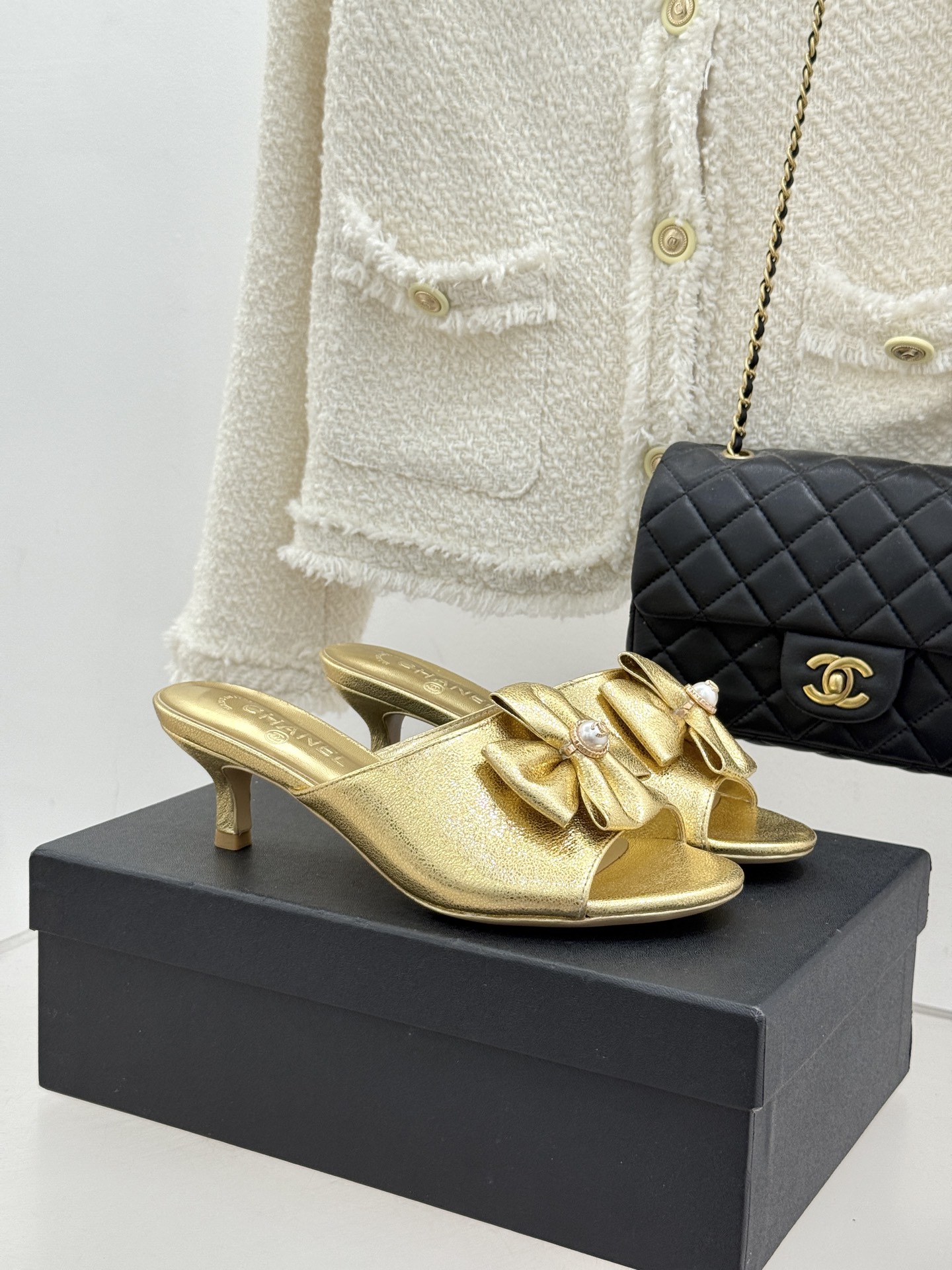 CHANE*｜小香26C双蝴蝶结双C平底高跟拖鞋当科莫湖的晨雾邂逅巴黎星空的浪漫这双拖鞋以刚柔并济的设计