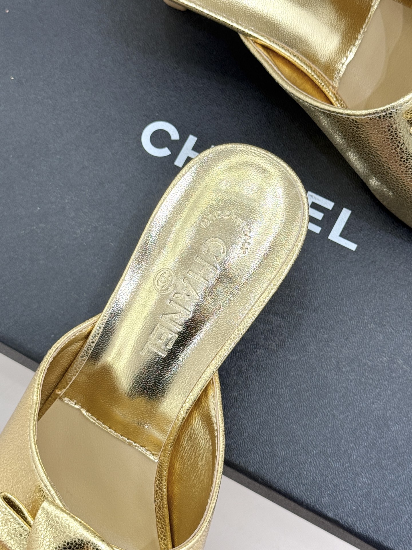 CHANE*｜小香26C双蝴蝶结双C平底高跟拖鞋当科莫湖的晨雾邂逅巴黎星空的浪漫这双拖鞋以刚柔并济的设计