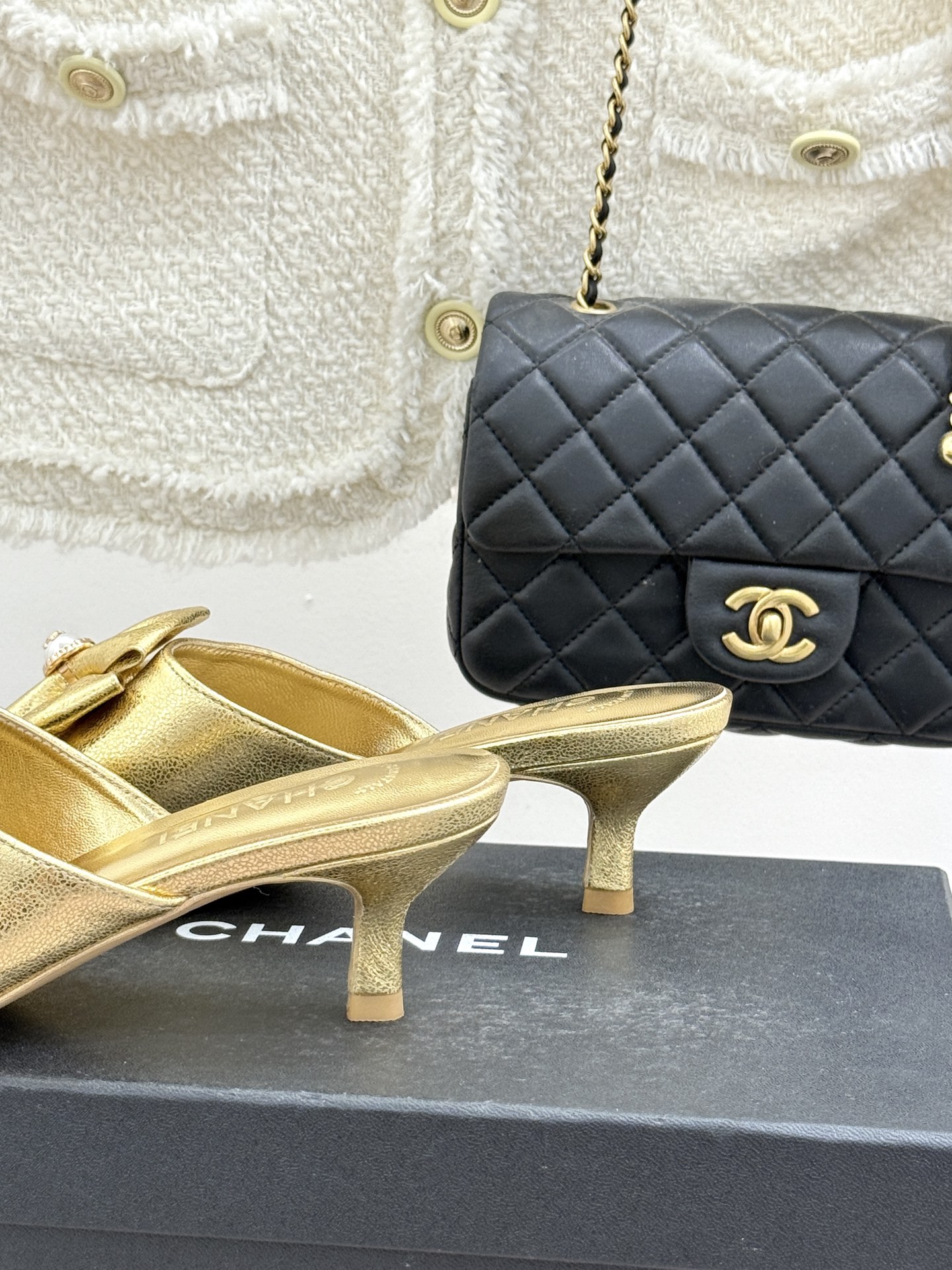 CHANE*｜小香26C双蝴蝶结双C平底高跟拖鞋当科莫湖的晨雾邂逅巴黎星空的浪漫这双拖鞋以刚柔并济的设计