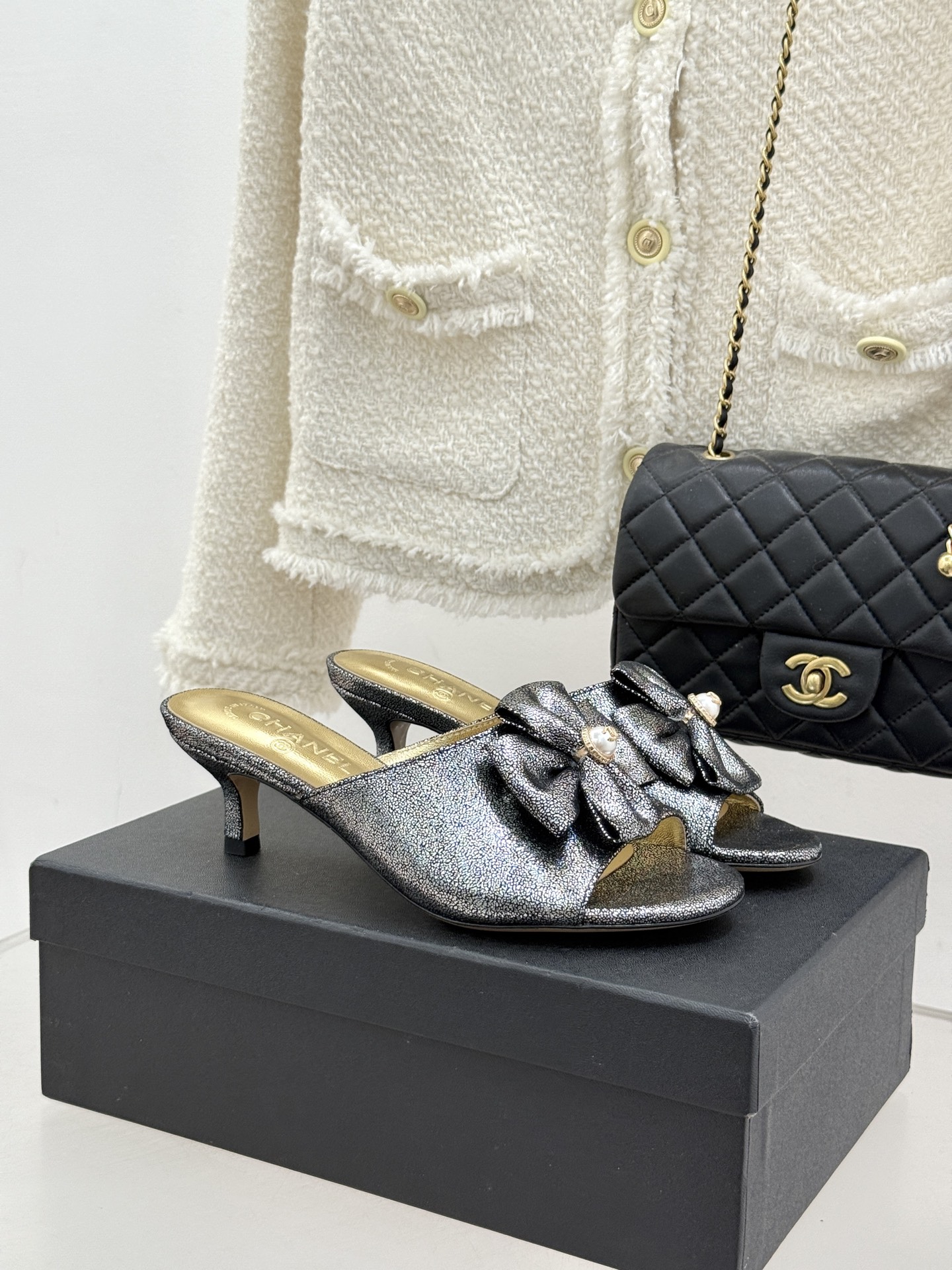 CHANE*｜小香26C双蝴蝶结双C平底高跟拖鞋当科莫湖的晨雾邂逅巴黎星空的浪漫这双拖鞋以刚柔并济的设计