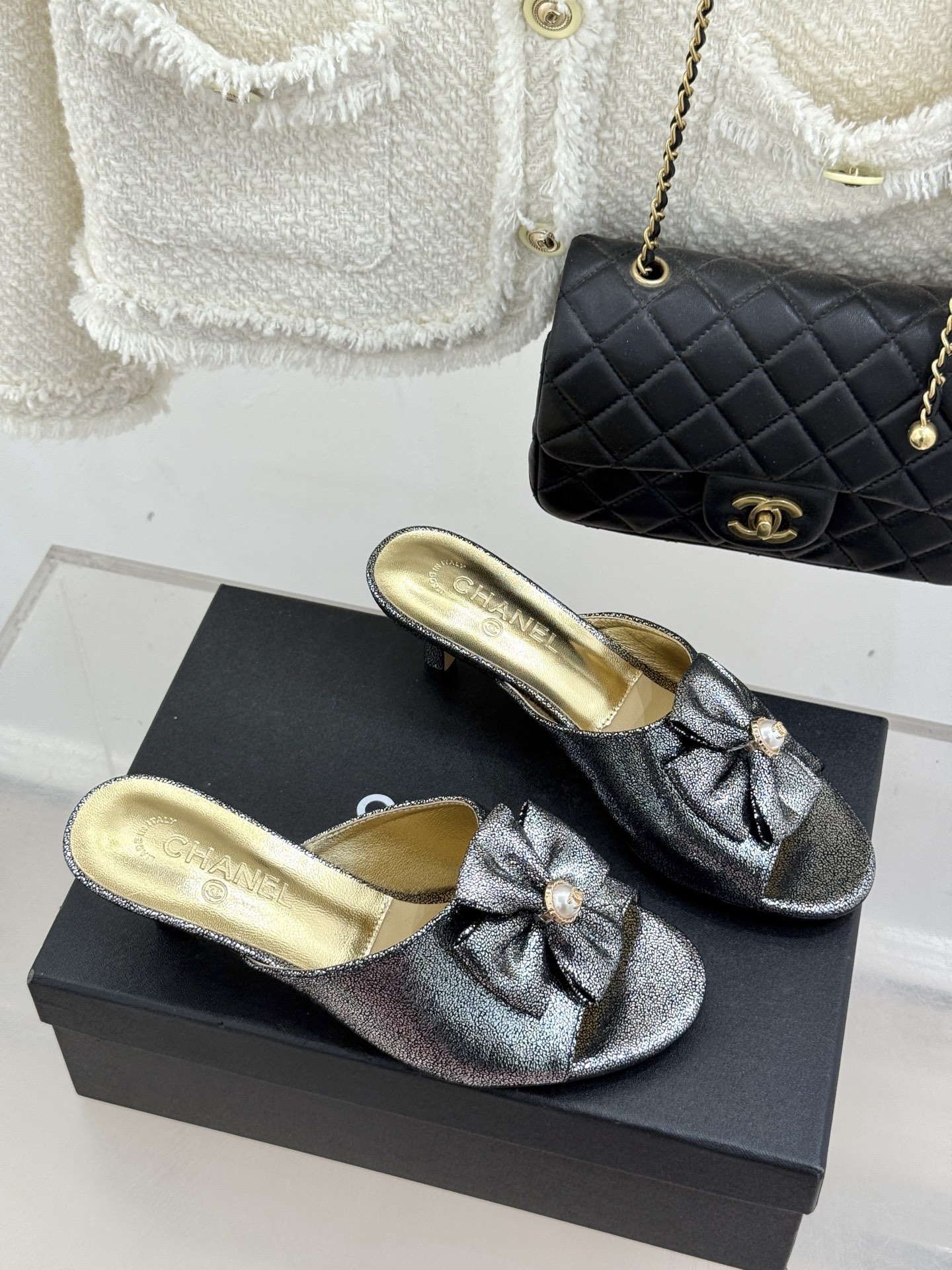 CHANE*｜小香26C双蝴蝶结双C平底高跟拖鞋当科莫湖的晨雾邂逅巴黎星空的浪漫这双拖鞋以刚柔并济的设计