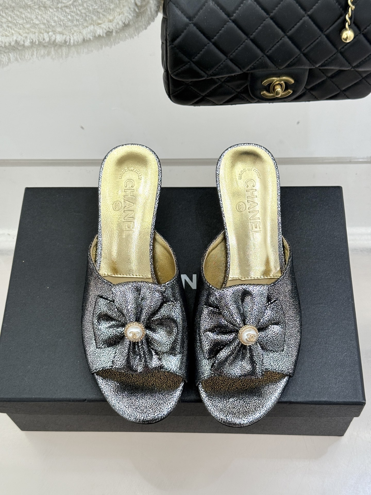 CHANE*｜小香26C双蝴蝶结双C平底高跟拖鞋当科莫湖的晨雾邂逅巴黎星空的浪漫这双拖鞋以刚柔并济的设计