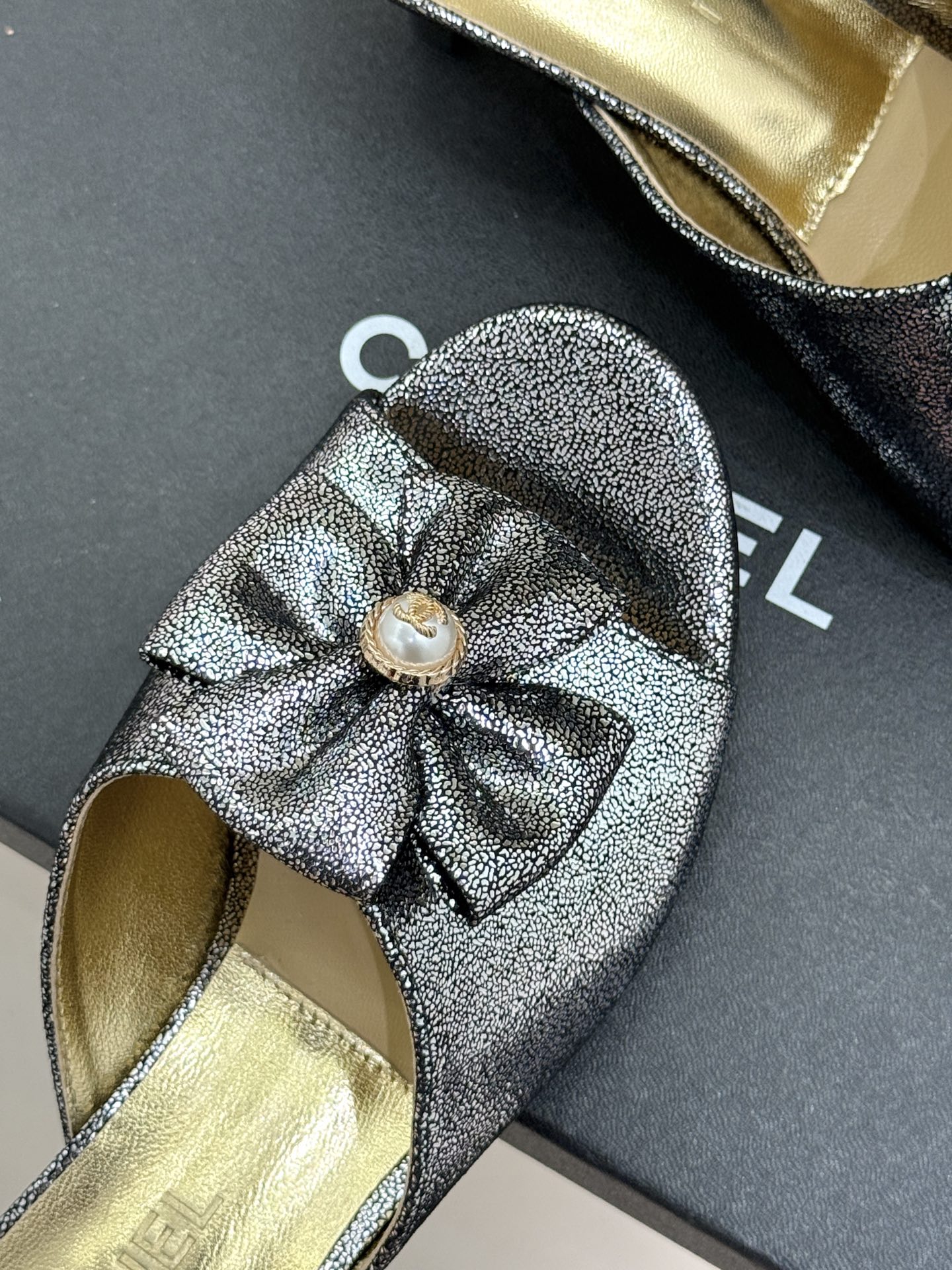 CHANE*｜小香26C双蝴蝶结双C平底高跟拖鞋当科莫湖的晨雾邂逅巴黎星空的浪漫这双拖鞋以刚柔并济的设计