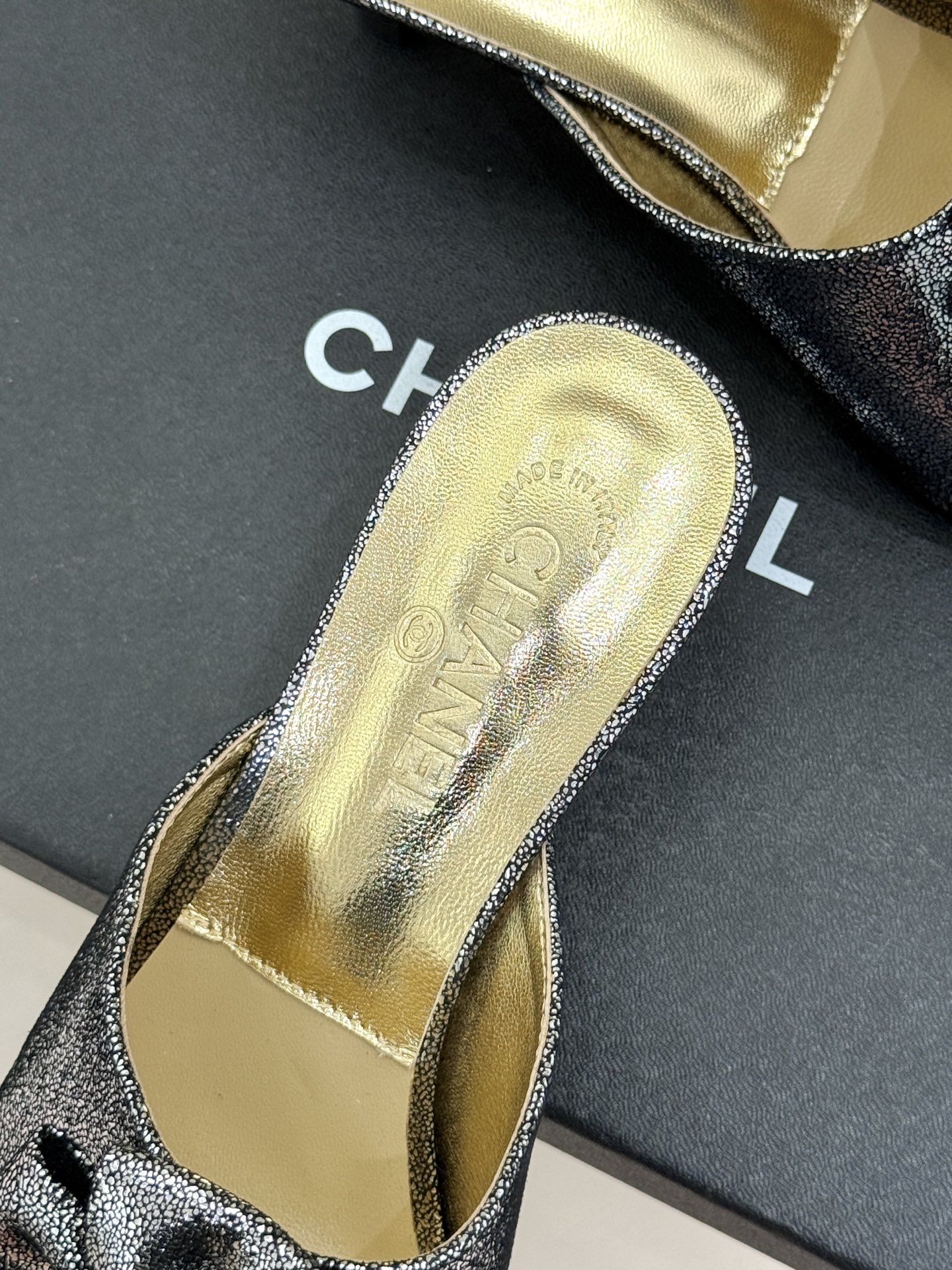 CHANE*｜小香26C双蝴蝶结双C平底高跟拖鞋当科莫湖的晨雾邂逅巴黎星空的浪漫这双拖鞋以刚柔并济的设计