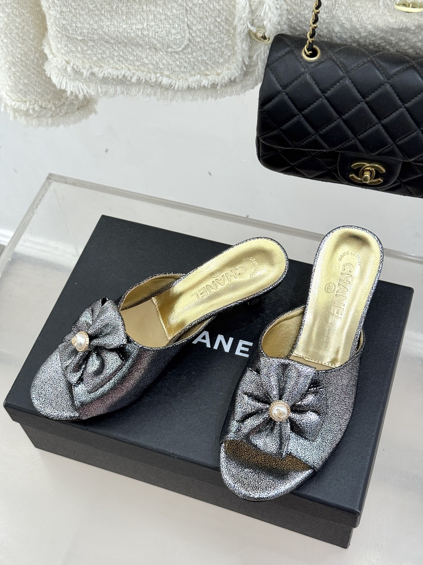 CHANE*｜小香26C双蝴蝶结双C平底高跟拖鞋当科莫湖的晨雾邂逅巴黎星空的浪漫这双拖鞋以刚柔并济的设计