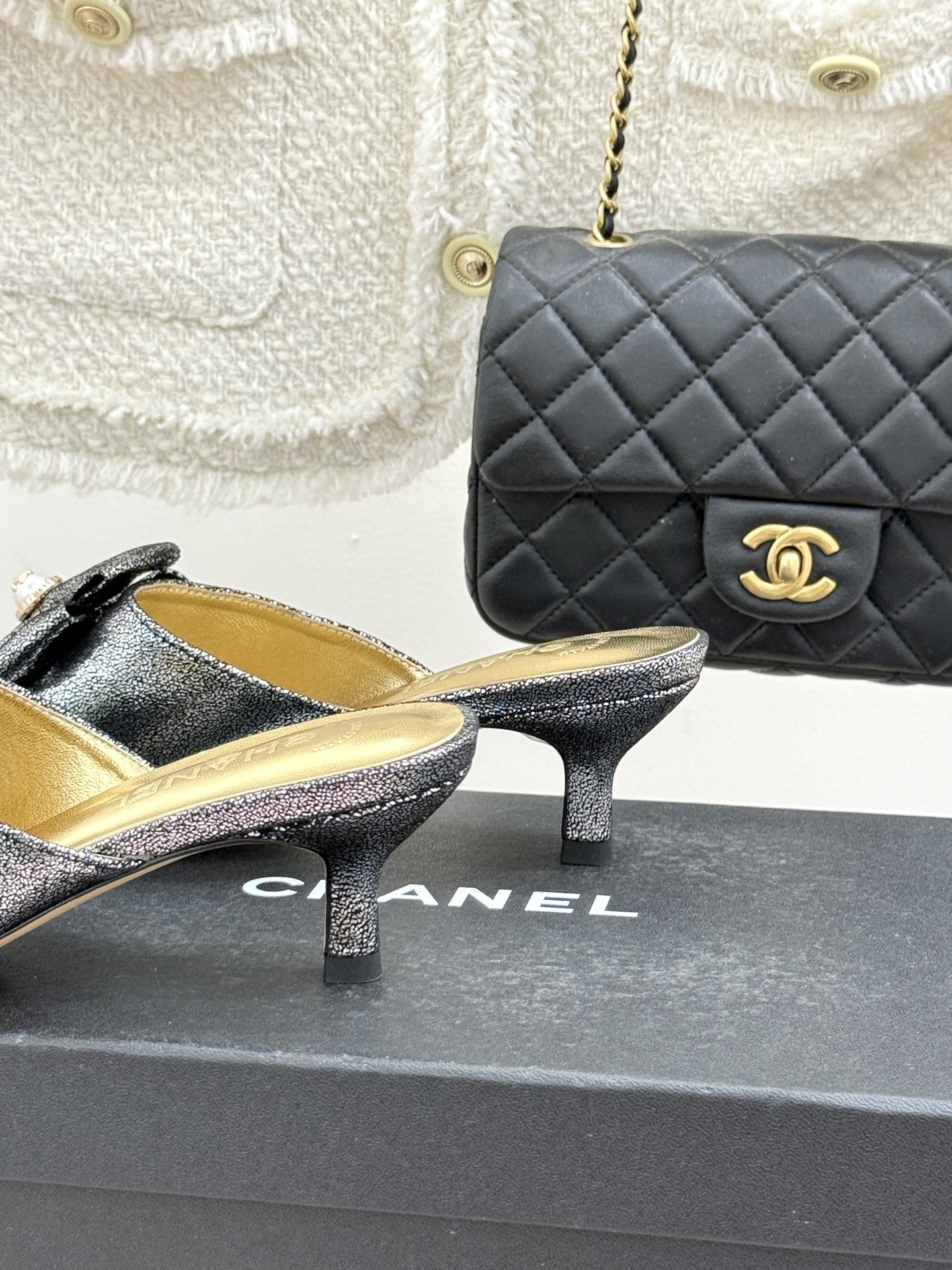 CHANE*｜小香26C双蝴蝶结双C平底高跟拖鞋当科莫湖的晨雾邂逅巴黎星空的浪漫这双拖鞋以刚柔并济的设计