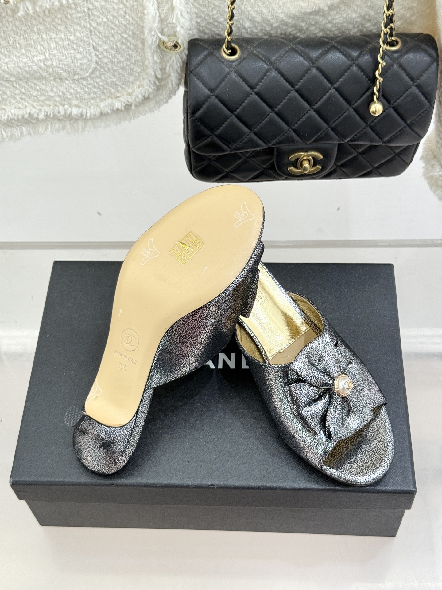 CHANE*｜小香26C双蝴蝶结双C平底高跟拖鞋当科莫湖的晨雾邂逅巴黎星空的浪漫这双拖鞋以刚柔并济的设计