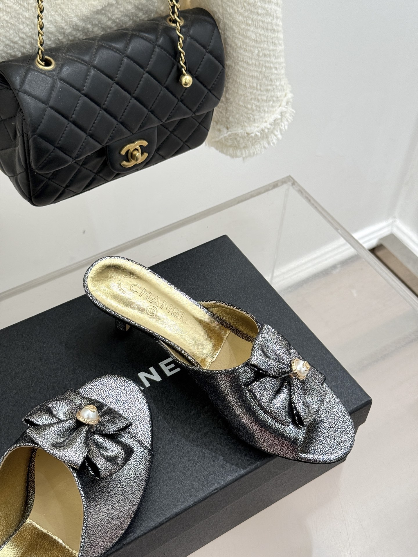 CHANE*｜小香26C双蝴蝶结双C平底高跟拖鞋当科莫湖的晨雾邂逅巴黎星空的浪漫这双拖鞋以刚柔并济的设计