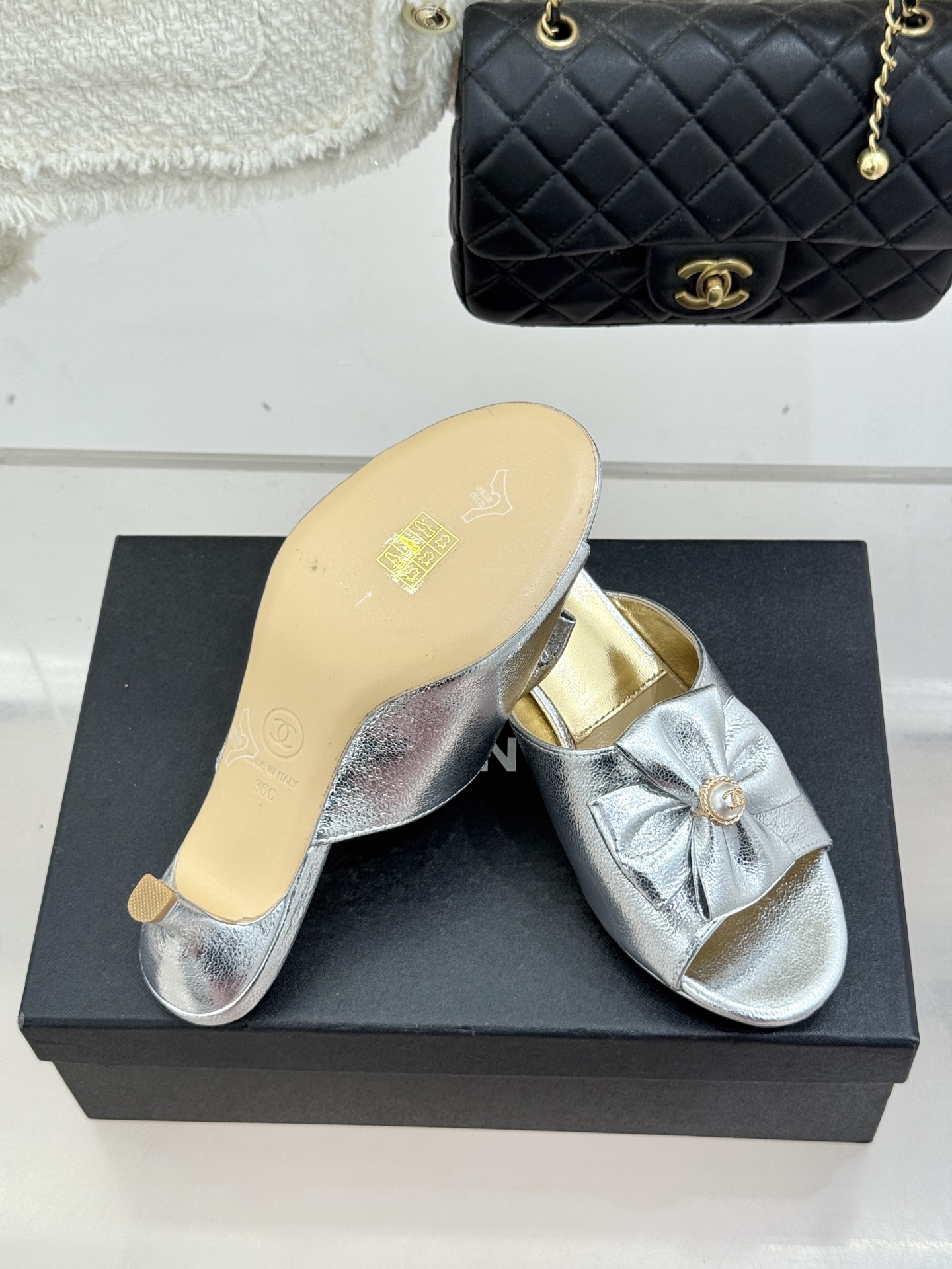 CHANE*｜小香26C双蝴蝶结双C平底高跟拖鞋当科莫湖的晨雾邂逅巴黎星空的浪漫这双拖鞋以刚柔并济的设计