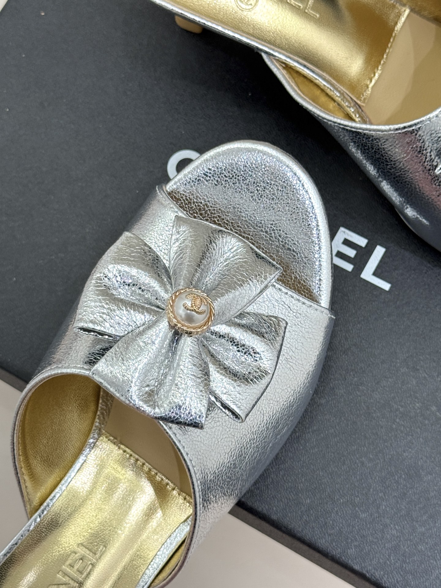 CHANE*｜小香26C双蝴蝶结双C平底高跟拖鞋当科莫湖的晨雾邂逅巴黎星空的浪漫这双拖鞋以刚柔并济的设计