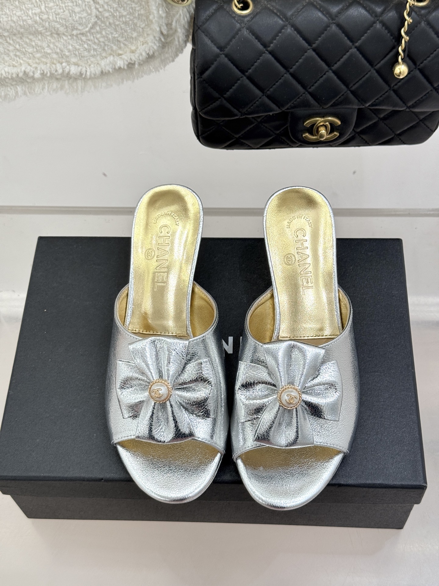 CHANE*｜小香26C双蝴蝶结双C平底高跟拖鞋当科莫湖的晨雾邂逅巴黎星空的浪漫这双拖鞋以刚柔并济的设计