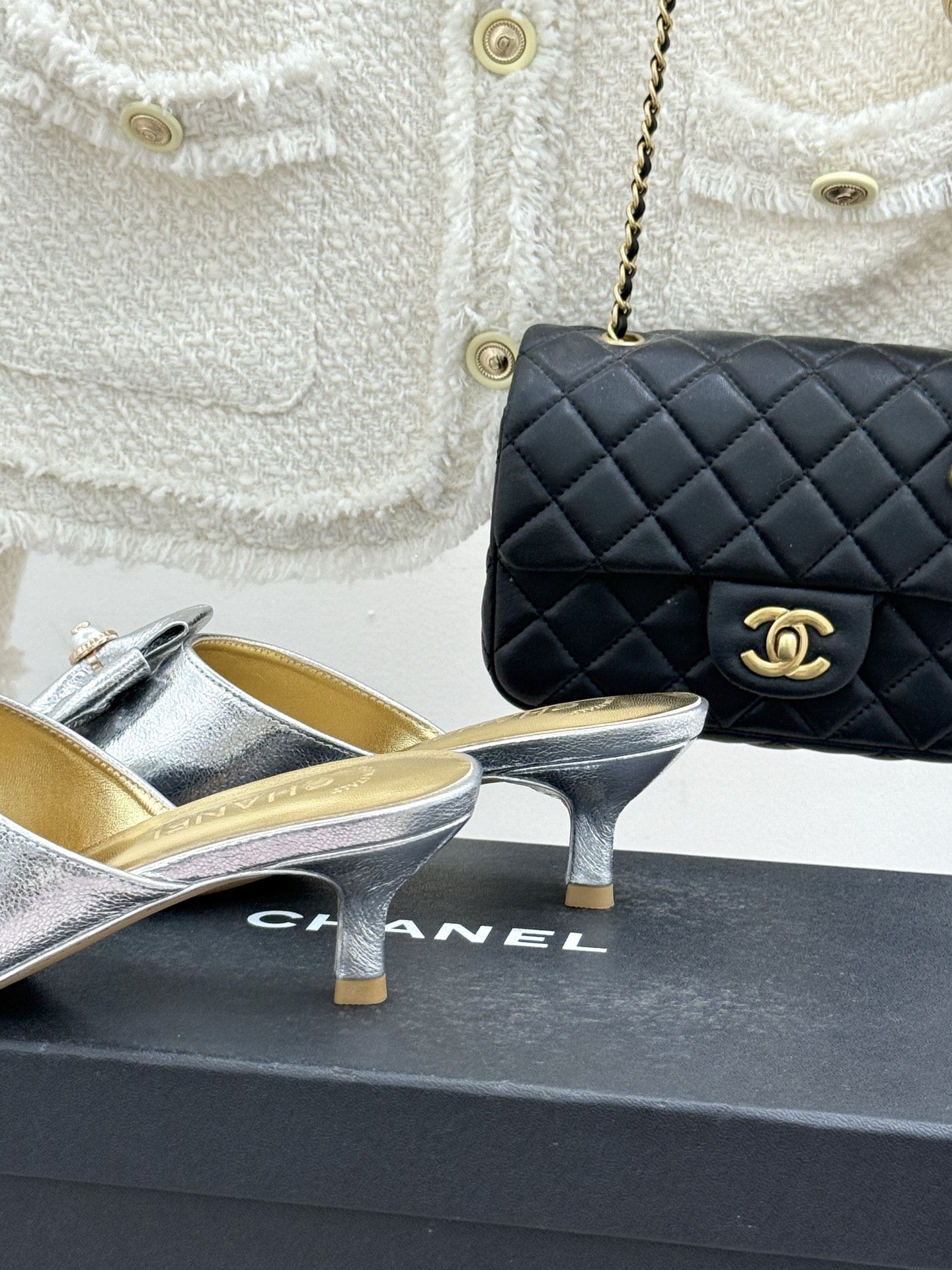 CHANE*｜小香26C双蝴蝶结双C平底高跟拖鞋当科莫湖的晨雾邂逅巴黎星空的浪漫这双拖鞋以刚柔并济的设计