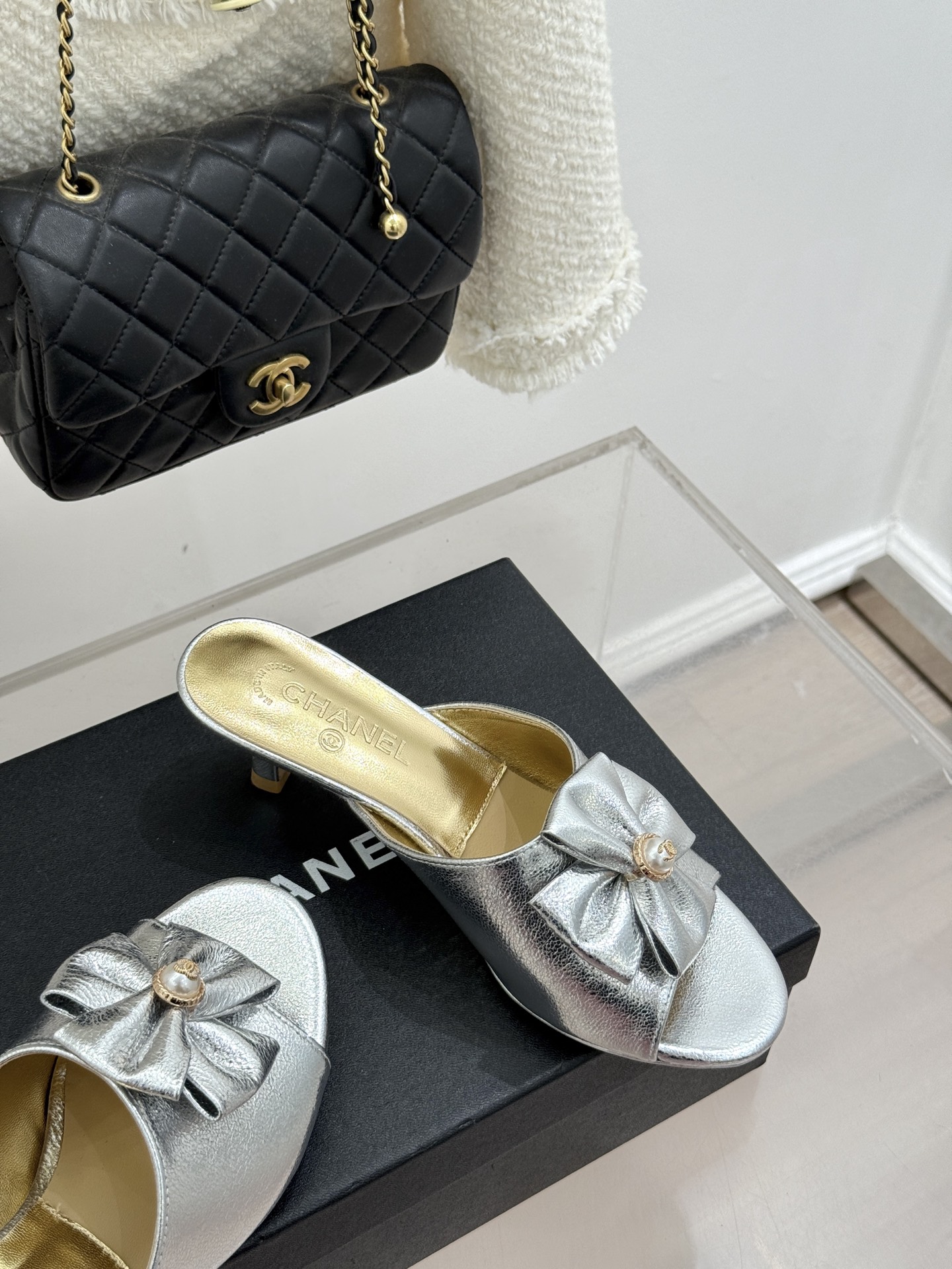 CHANE*｜小香26C双蝴蝶结双C平底高跟拖鞋当科莫湖的晨雾邂逅巴黎星空的浪漫这双拖鞋以刚柔并济的设计