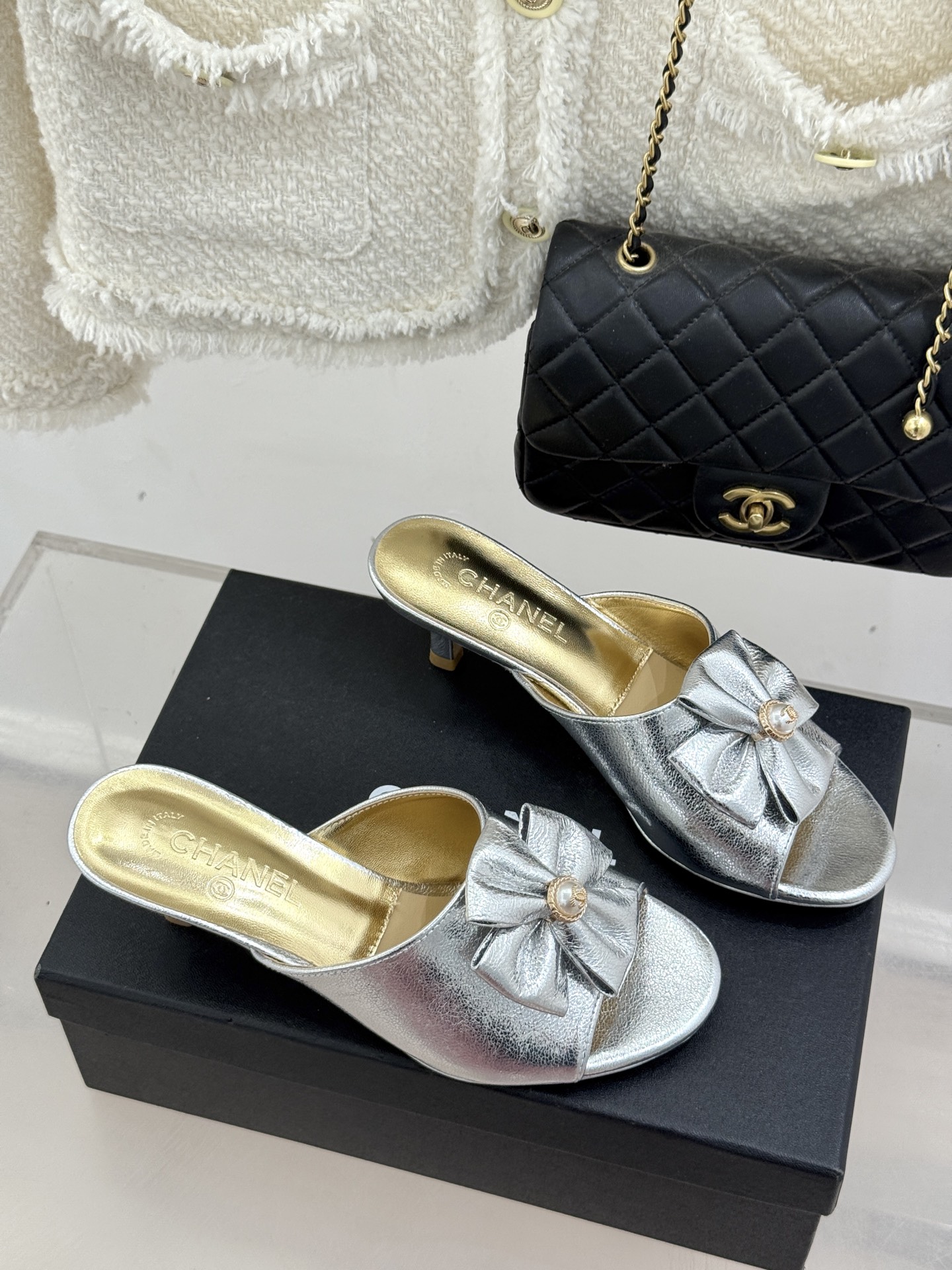 CHANE*｜小香26C双蝴蝶结双C平底高跟拖鞋当科莫湖的晨雾邂逅巴黎星空的浪漫这双拖鞋以刚柔并济的设计