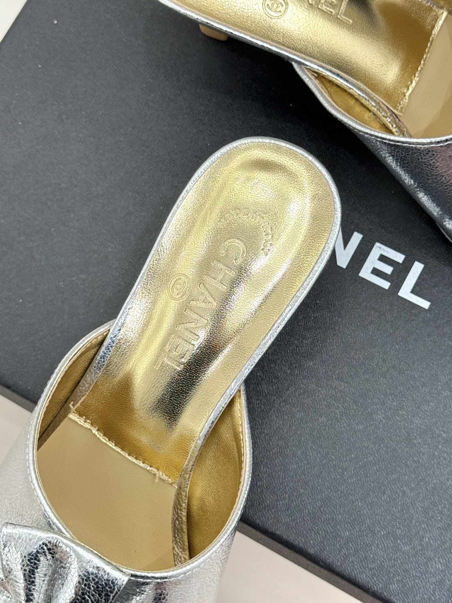 CHANE*｜小香26C双蝴蝶结双C平底高跟拖鞋当科莫湖的晨雾邂逅巴黎星空的浪漫这双拖鞋以刚柔并济的设计