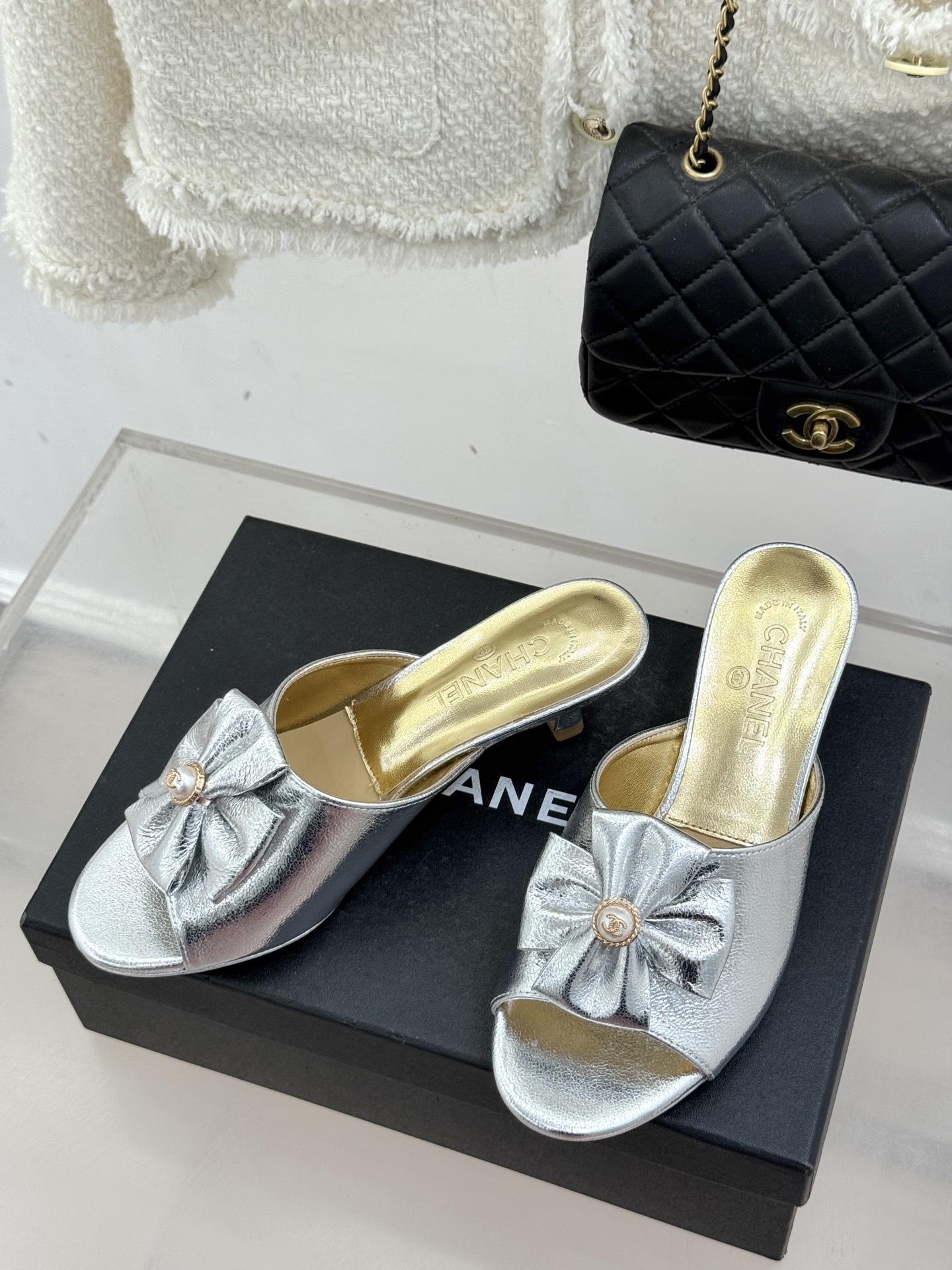 CHANE*｜小香26C双蝴蝶结双C平底高跟拖鞋当科莫湖的晨雾邂逅巴黎星空的浪漫这双拖鞋以刚柔并济的设计