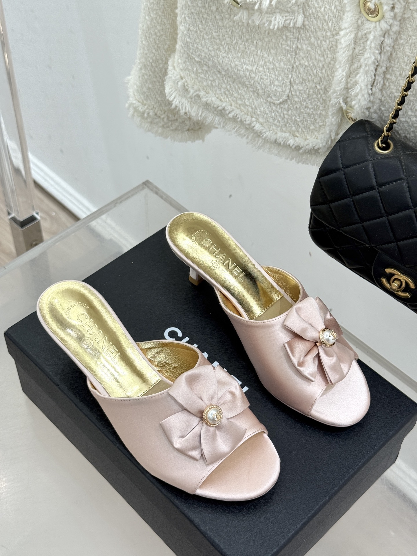 CHANE*｜小香26C双蝴蝶结双C平底高跟拖鞋当科莫湖的晨雾邂逅巴黎星空的浪漫这双拖鞋以刚柔并济的设计