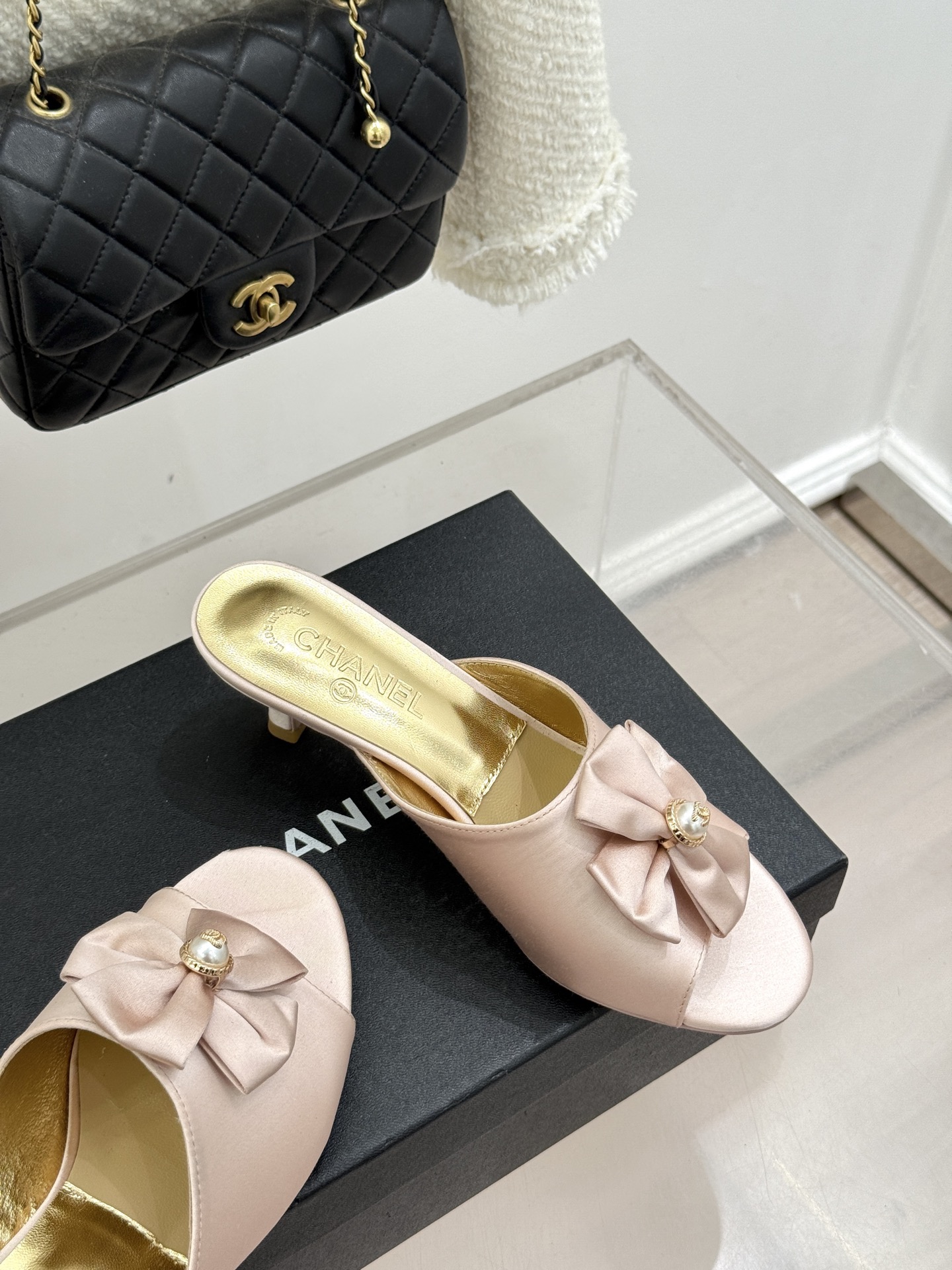 CHANE*｜小香26C双蝴蝶结双C平底高跟拖鞋当科莫湖的晨雾邂逅巴黎星空的浪漫这双拖鞋以刚柔并济的设计