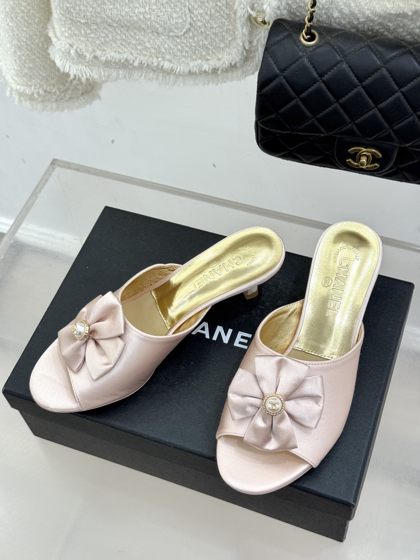 CHANE*｜小香26C双蝴蝶结双C平底高跟拖鞋当科莫湖的晨雾邂逅巴黎星空的浪漫这双拖鞋以刚柔并济的设计