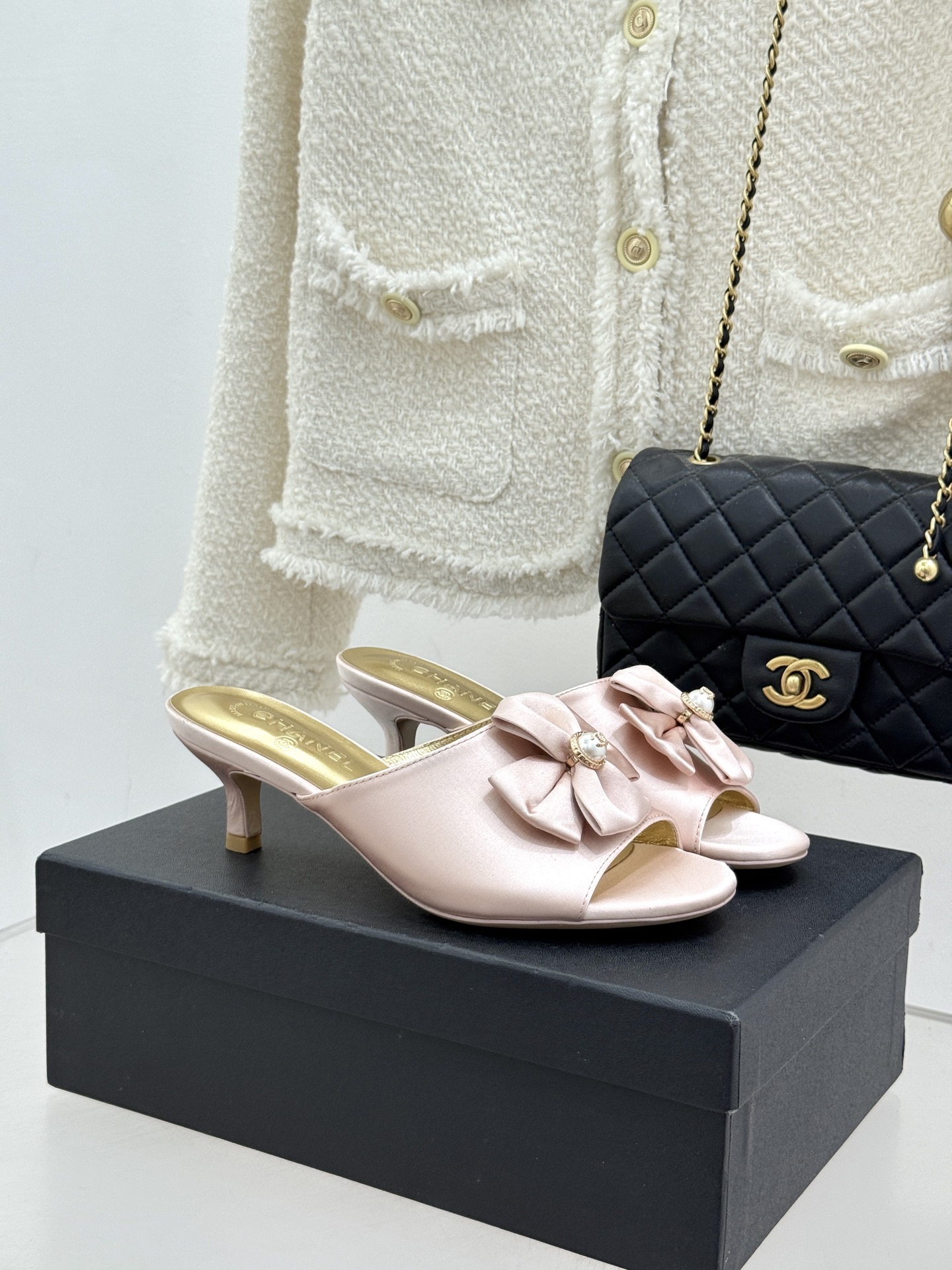 CHANE*｜小香26C双蝴蝶结双C平底高跟拖鞋当科莫湖的晨雾邂逅巴黎星空的浪漫这双拖鞋以刚柔并济的设计