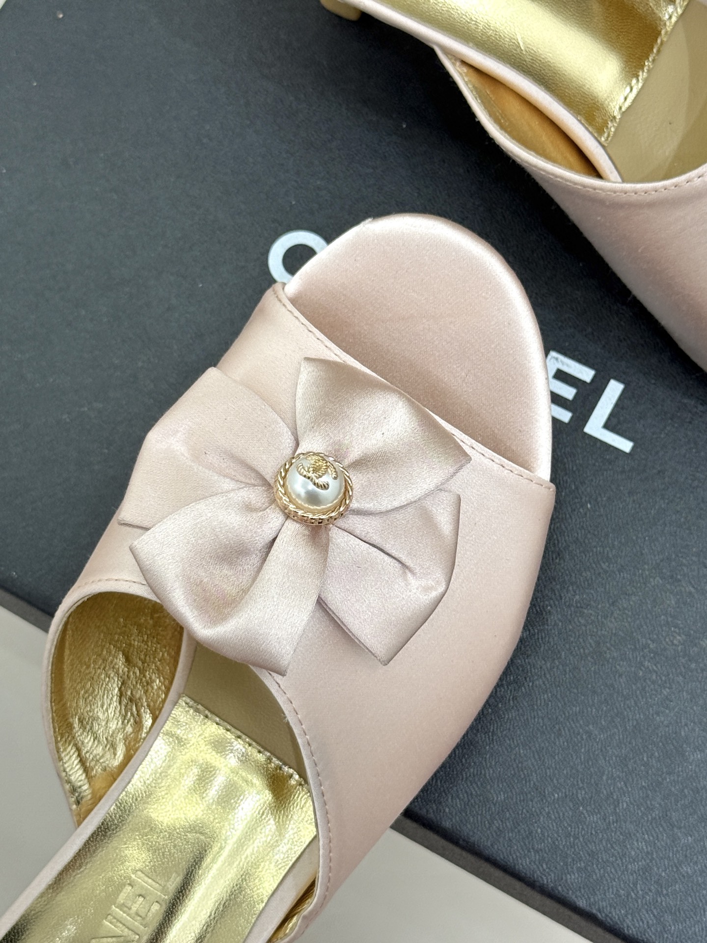 CHANE*｜小香26C双蝴蝶结双C平底高跟拖鞋当科莫湖的晨雾邂逅巴黎星空的浪漫这双拖鞋以刚柔并济的设计